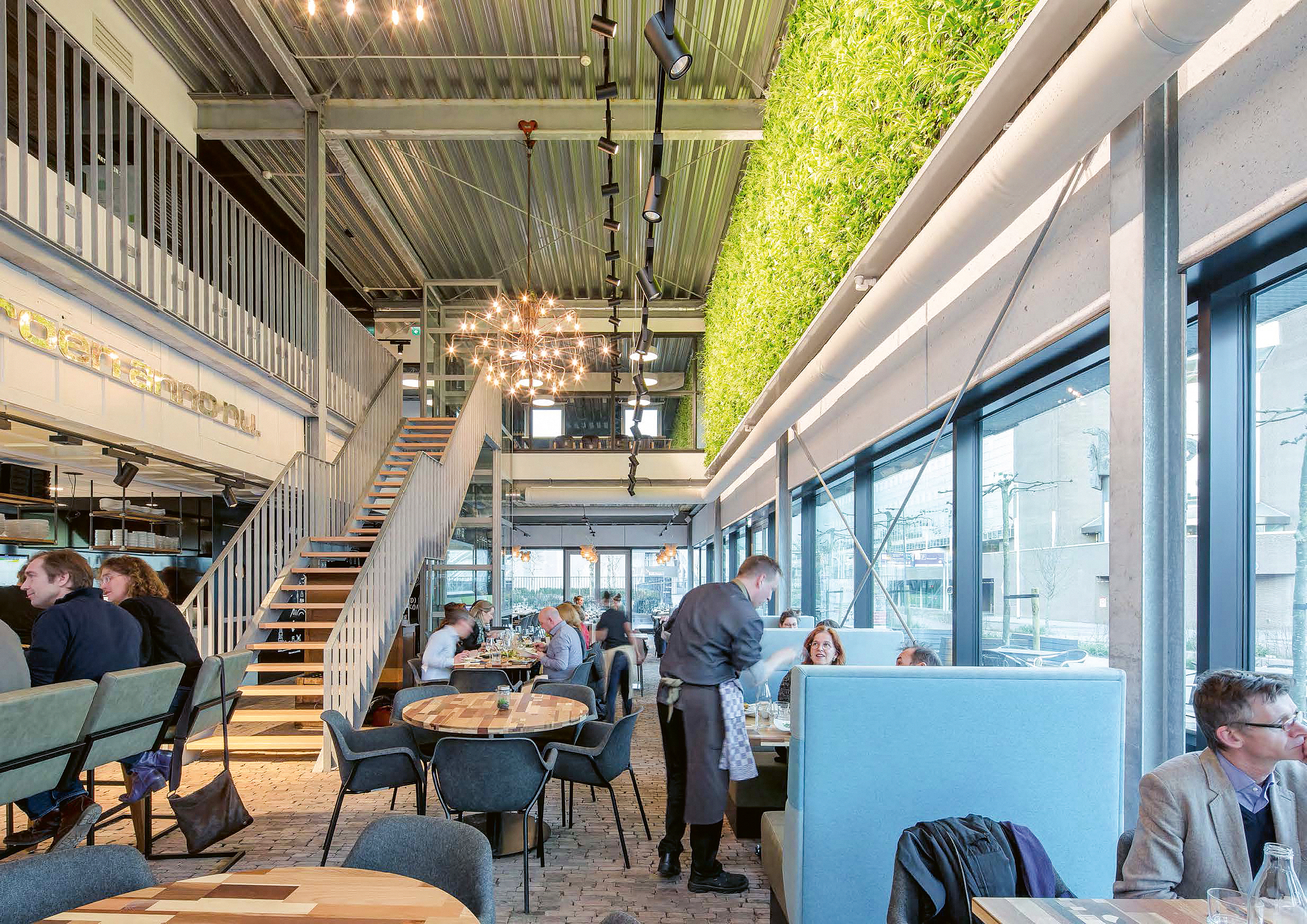 Im Restaurant werden Kräuter und Gemüse serviert, die aus dem Gewächshaus stammen, das ins Gebäude integriert ist.