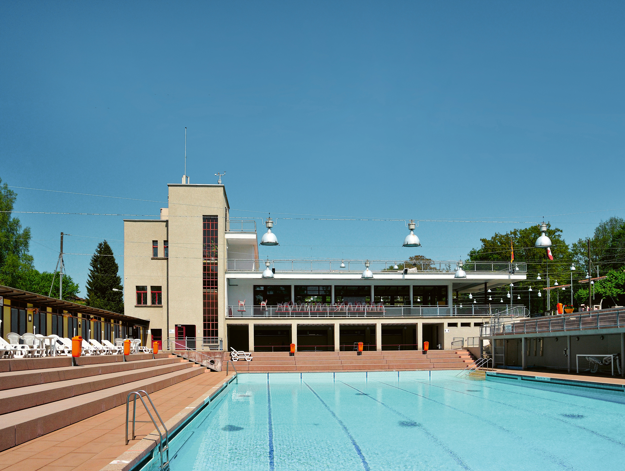 Die KaWeDe im aktuellen Zustand: Blick über das Schwimmbecken mit der ­periodisch laufenden Wellenmaschine auf das Betriebsgebäude.
