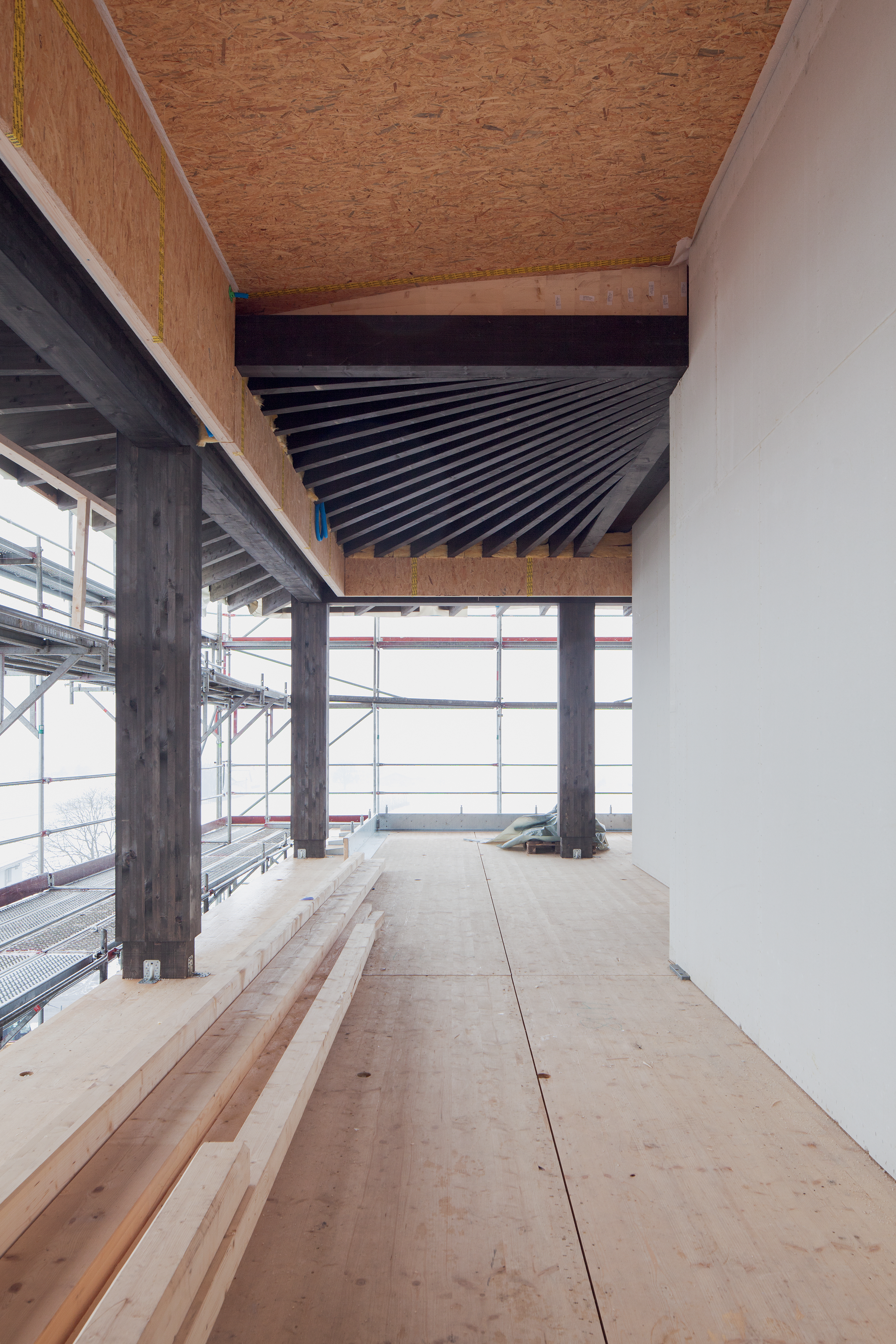 Fig.5: Les chevrons du toit disposés de manière radiale dans un angle du bâtiment font penser aux temples japonais et rappellent l’ossature exceptionnelle à l’intérieur.