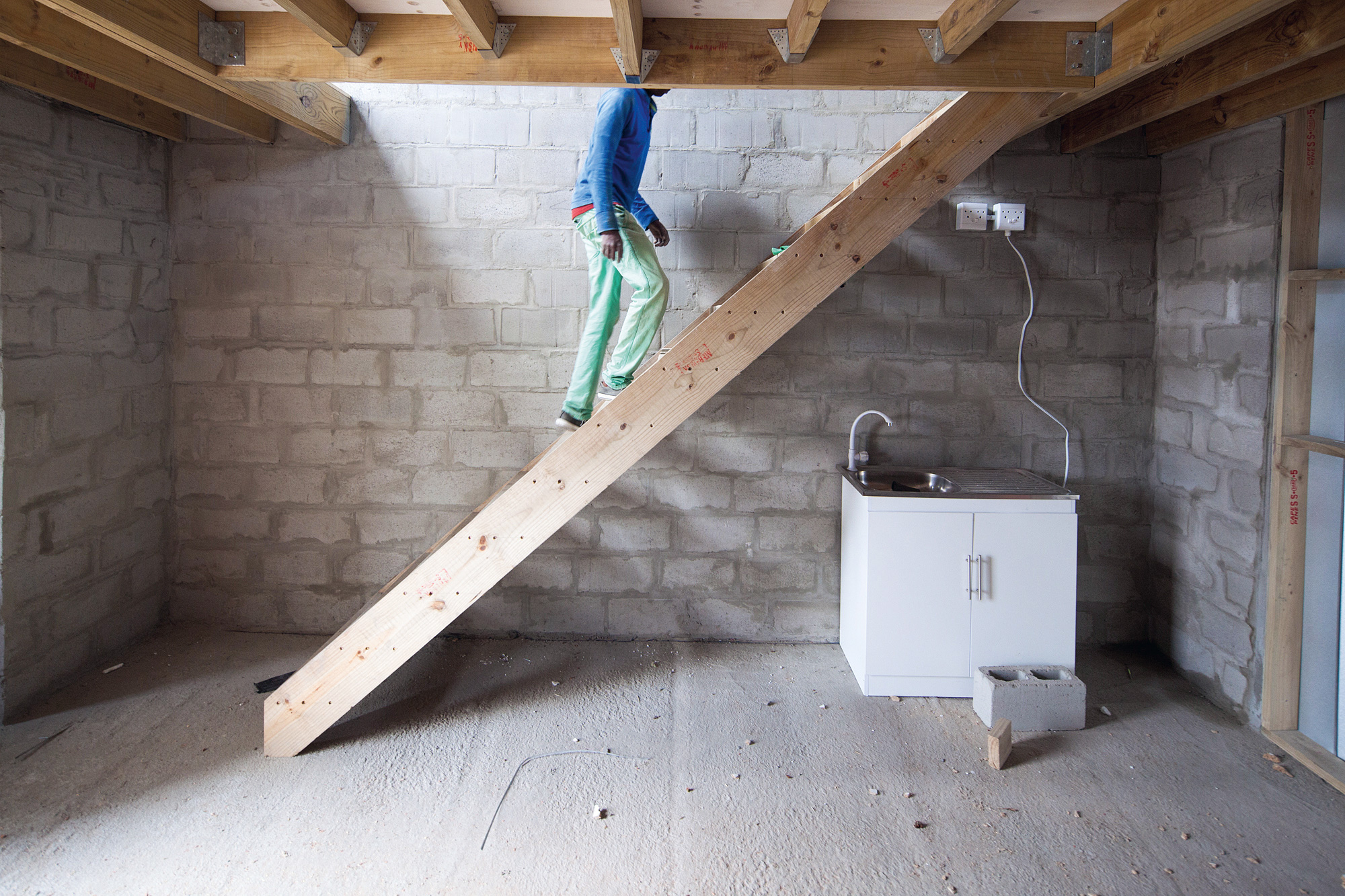 Urban-Think Tank, Empower Shack, Khayelitsha, Cape Town, Sud Africa, 2019. La scala di accesso dal piano terra al primo piano
