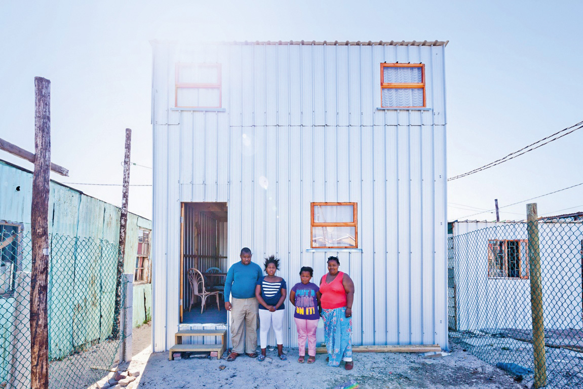 Urban-Think Tank, Empower Shack, Khayelitsha, Cape Town, Sud Africa, 2019. La facciata principale del prototipo completato