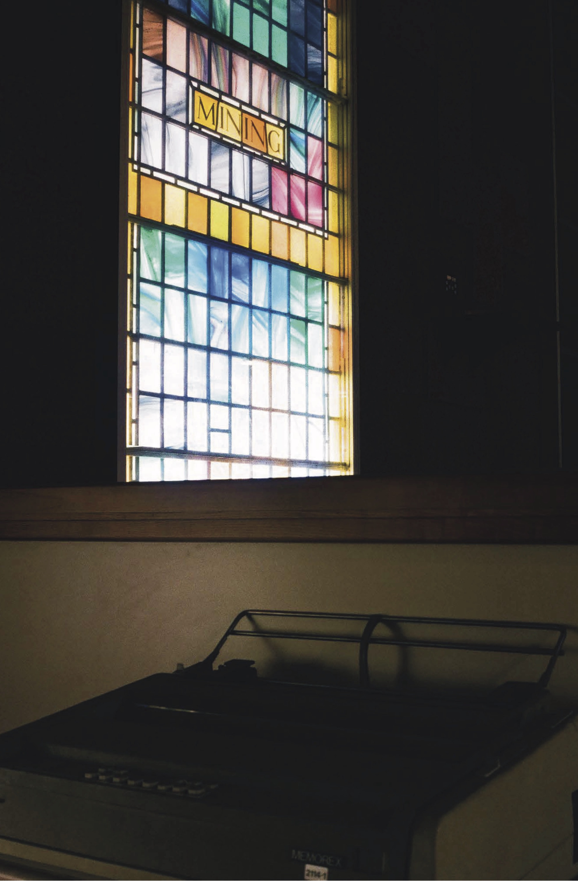 L'artista e ricercatrice De­ni­se Ber­ts­chi ha scoperto documenti che provano come il rapporto economico tra Svizzera e Africa sia continuato durante l’apartheid nonostante le sanzioni delle Nazioni Unite. A partire da questi materiali ha realizzato una serie di fotografie e dei video.