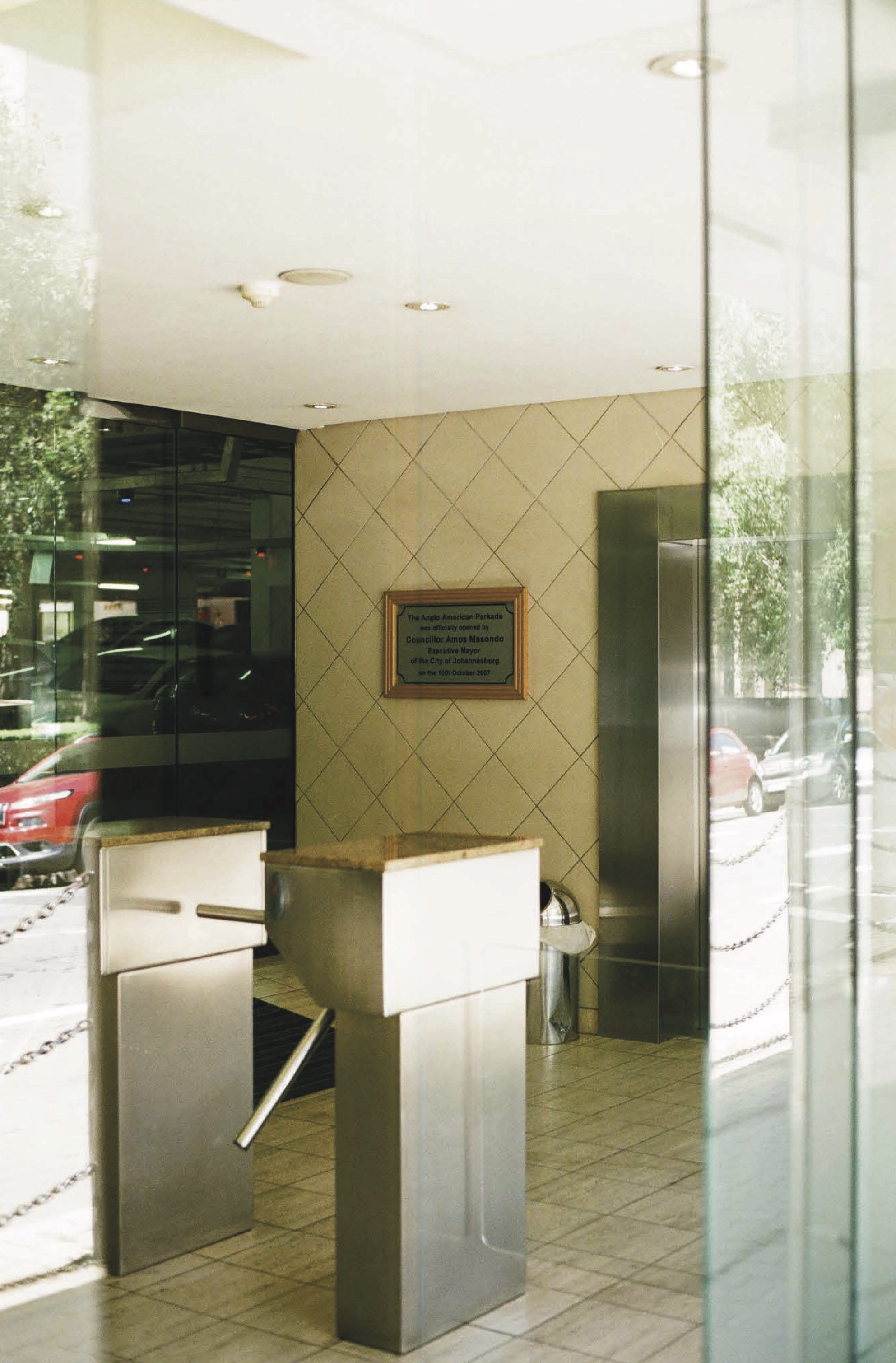 L'artista e ricercatrice De­ni­se Ber­ts­chi ha scoperto documenti che provano come il rapporto economico tra Svizzera e Africa sia continuato durante l’apartheid nonostante le sanzioni delle Nazioni Unite. A partire da questi materiali ha realizzato una serie di fotografie e dei video.