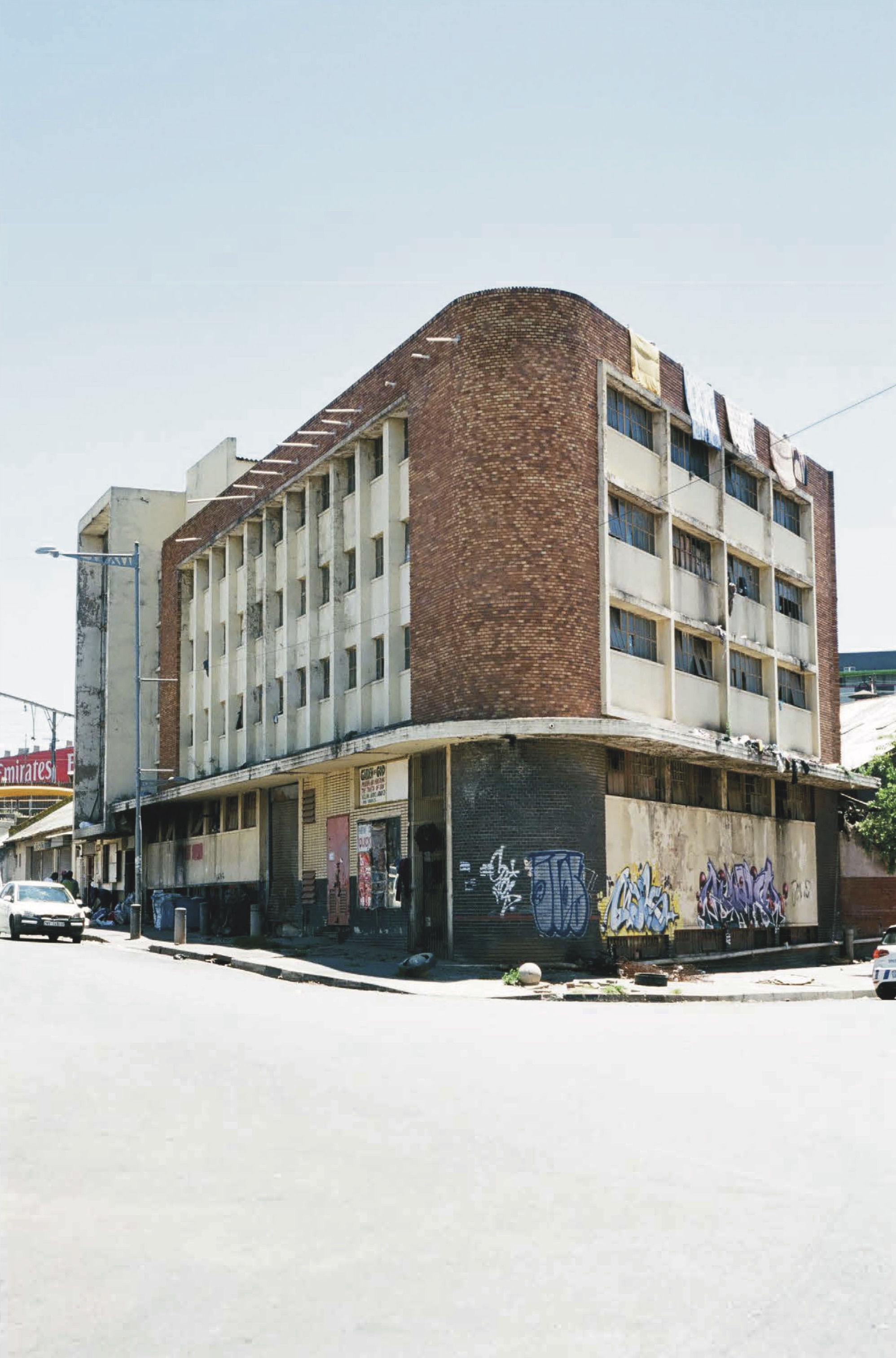 L'artista e ricercatrice De­ni­se Ber­ts­chi ha scoperto documenti che provano come il rapporto economico tra Svizzera e Africa sia continuato durante l’apartheid nonostante le sanzioni delle Nazioni Unite. A partire da questi materiali ha realizzato una serie di fotografie e dei video.