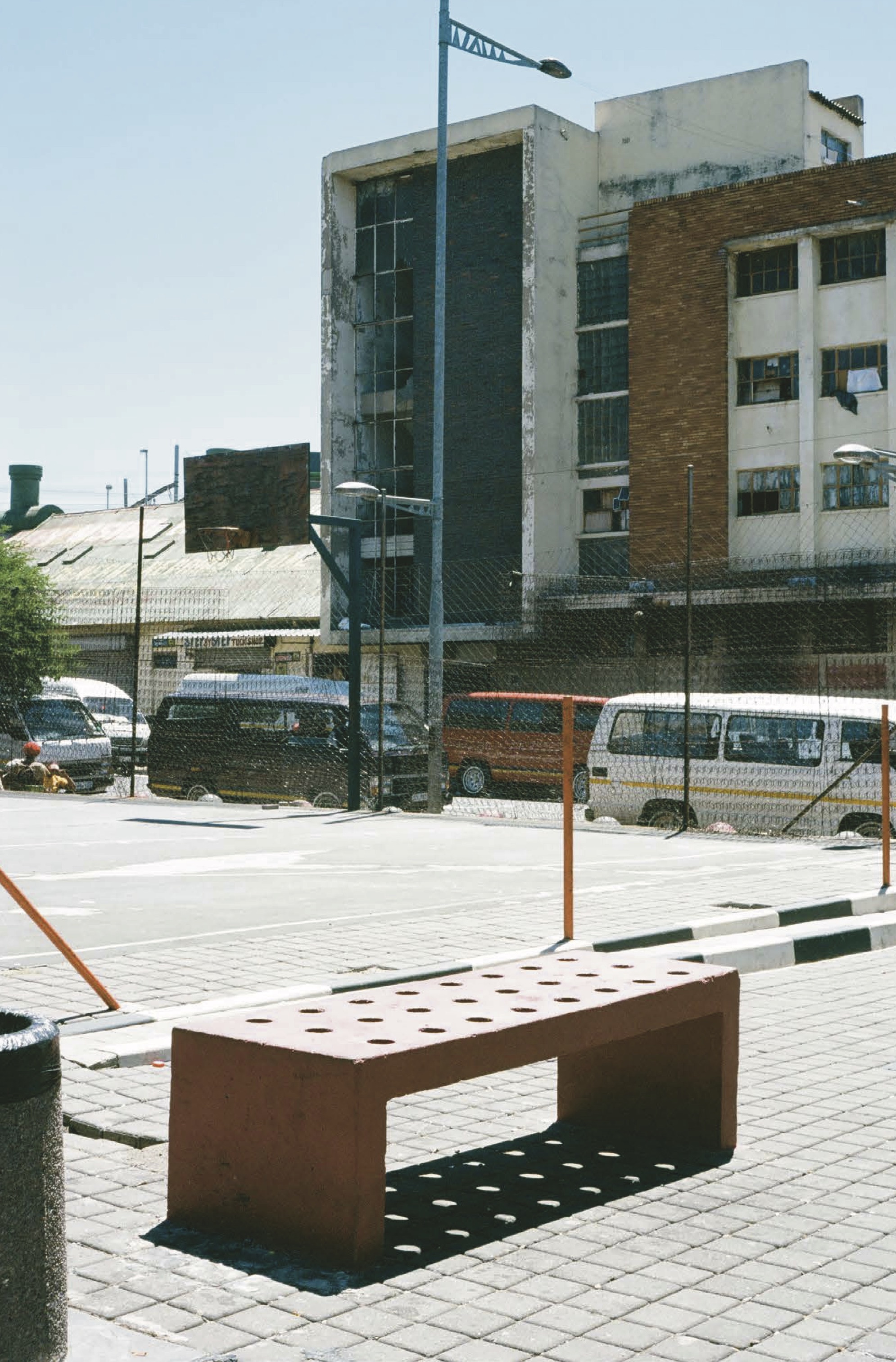 L'artista e ricercatrice De­ni­se Ber­ts­chi ha scoperto documenti che provano come il rapporto economico tra Svizzera e Africa sia continuato durante l’apartheid nonostante le sanzioni delle Nazioni Unite. A partire da questi materiali ha realizzato una serie di fotografie e dei video.