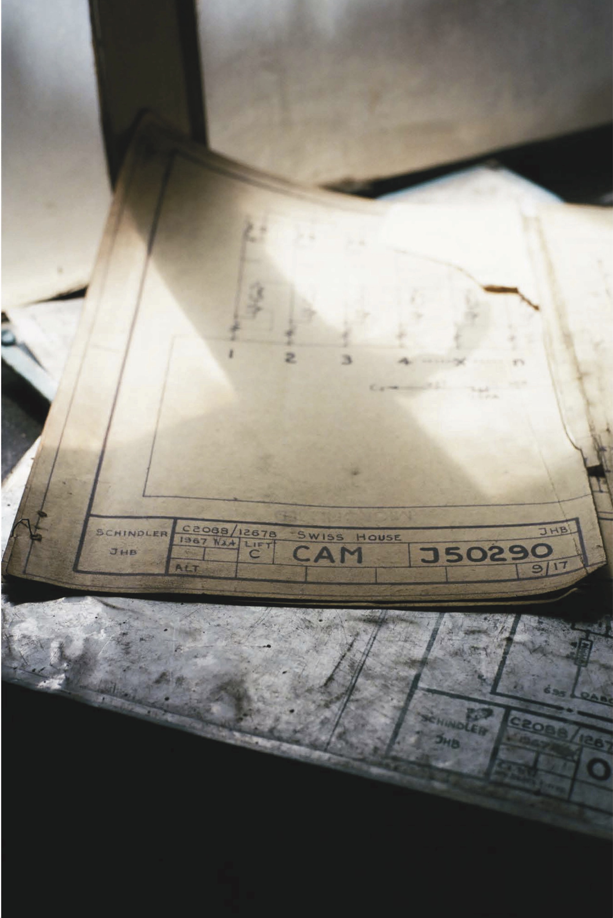 L'artista e ricercatrice De­ni­se Ber­ts­chi ha scoperto documenti che provano come il rapporto economico tra Svizzera e Africa sia continuato durante l’apartheid nonostante le sanzioni delle Nazioni Unite. A partire da questi materiali ha realizzato una serie di fotografie e dei video.