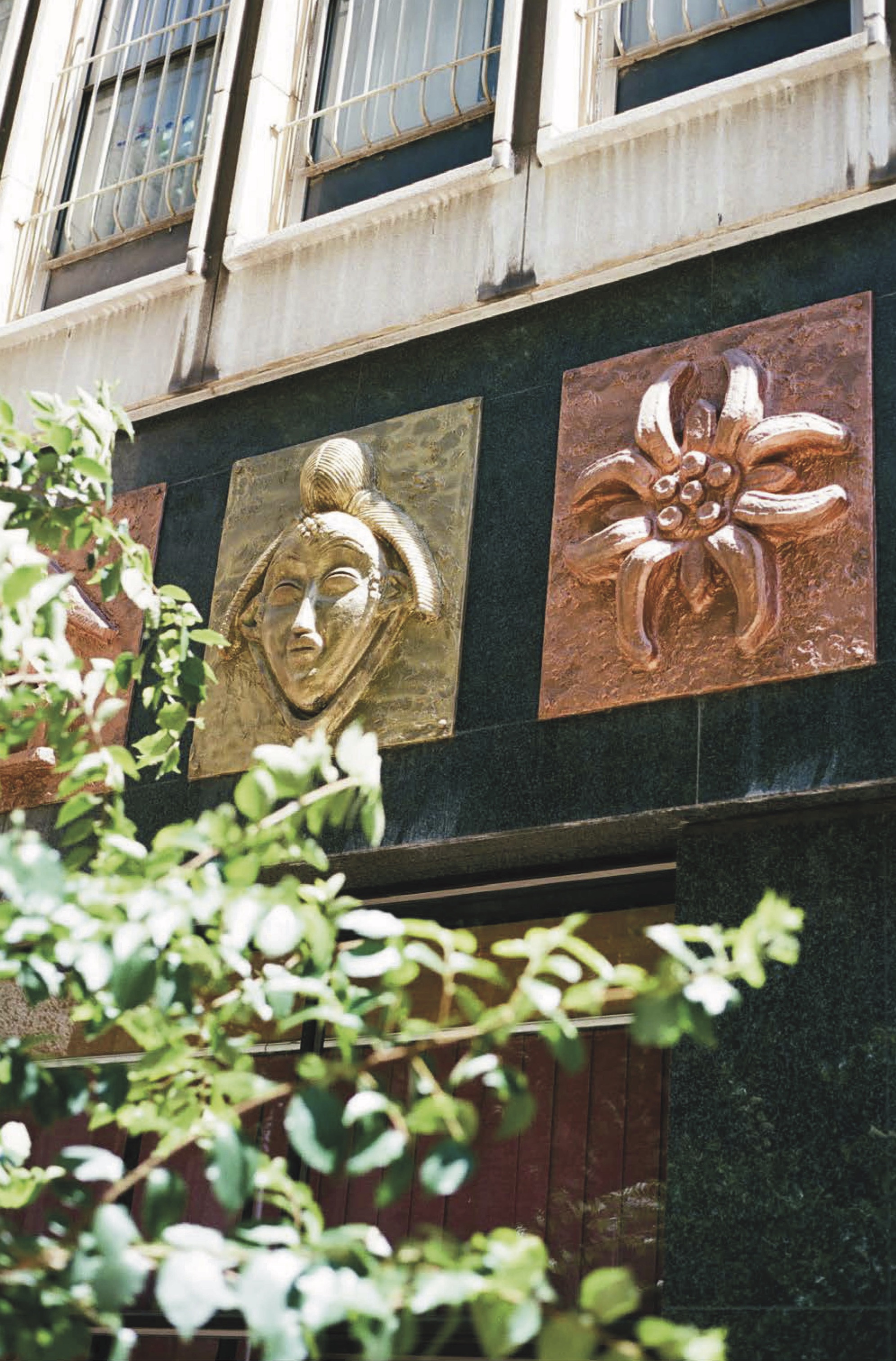 L'artista e ricercatrice De­ni­se Ber­ts­chi ha scoperto documenti che provano come il rapporto economico tra Svizzera e Africa sia continuato durante l’apartheid nonostante le sanzioni delle Nazioni Unite. A partire da questi materiali ha realizzato una serie di fotografie e dei video.