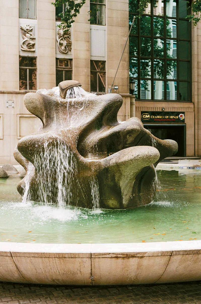 La fontana all’esterno del Minerals Council South Africa rappresenta il Witwatersrand Basin, una formazione geologica che costituisce circa la metà dell’oro mai estratto sulla Terra