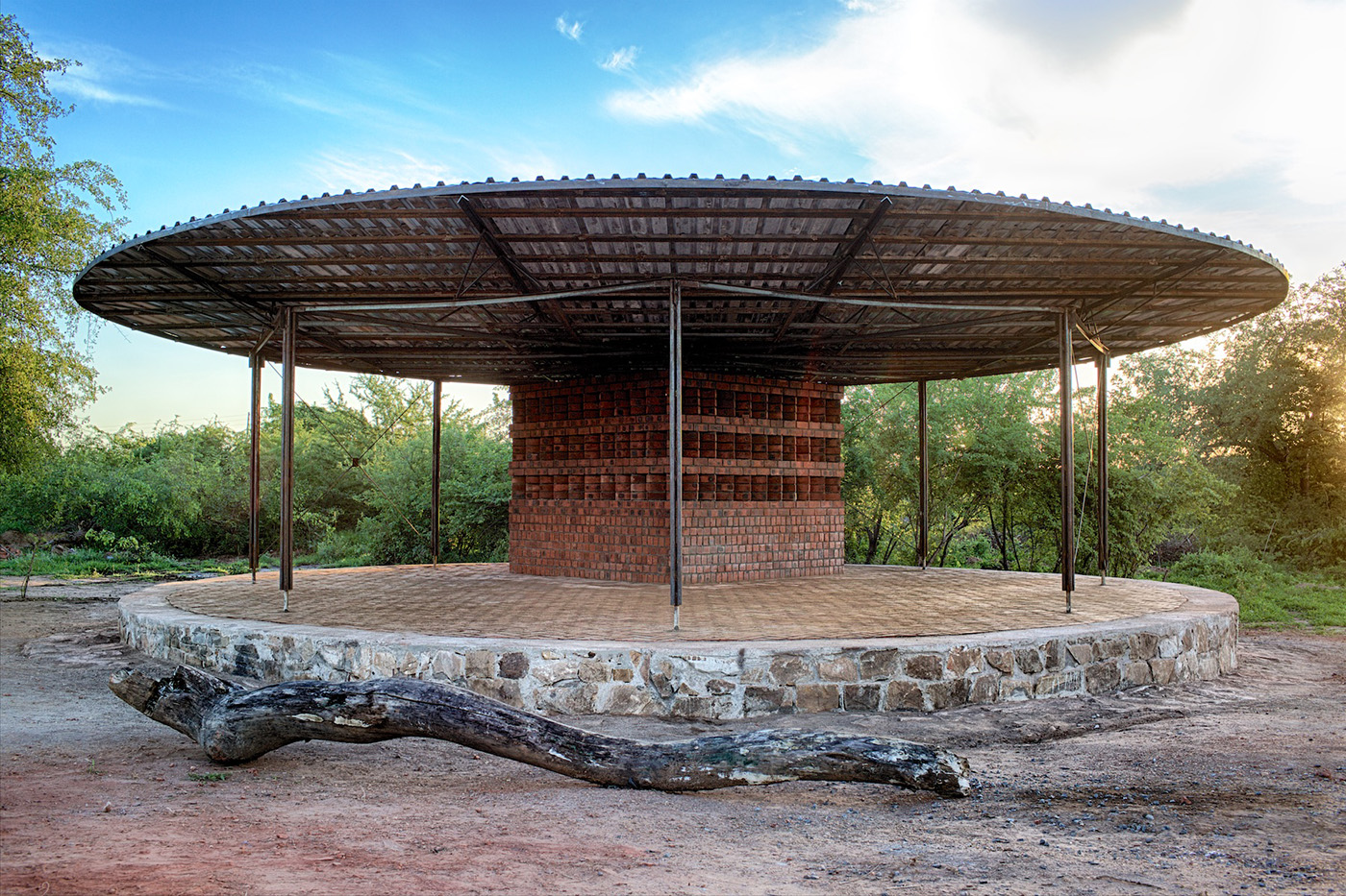 Diébédo Francis Kéré e studenti, Workshop «Building Reality», Benga, Mozambico