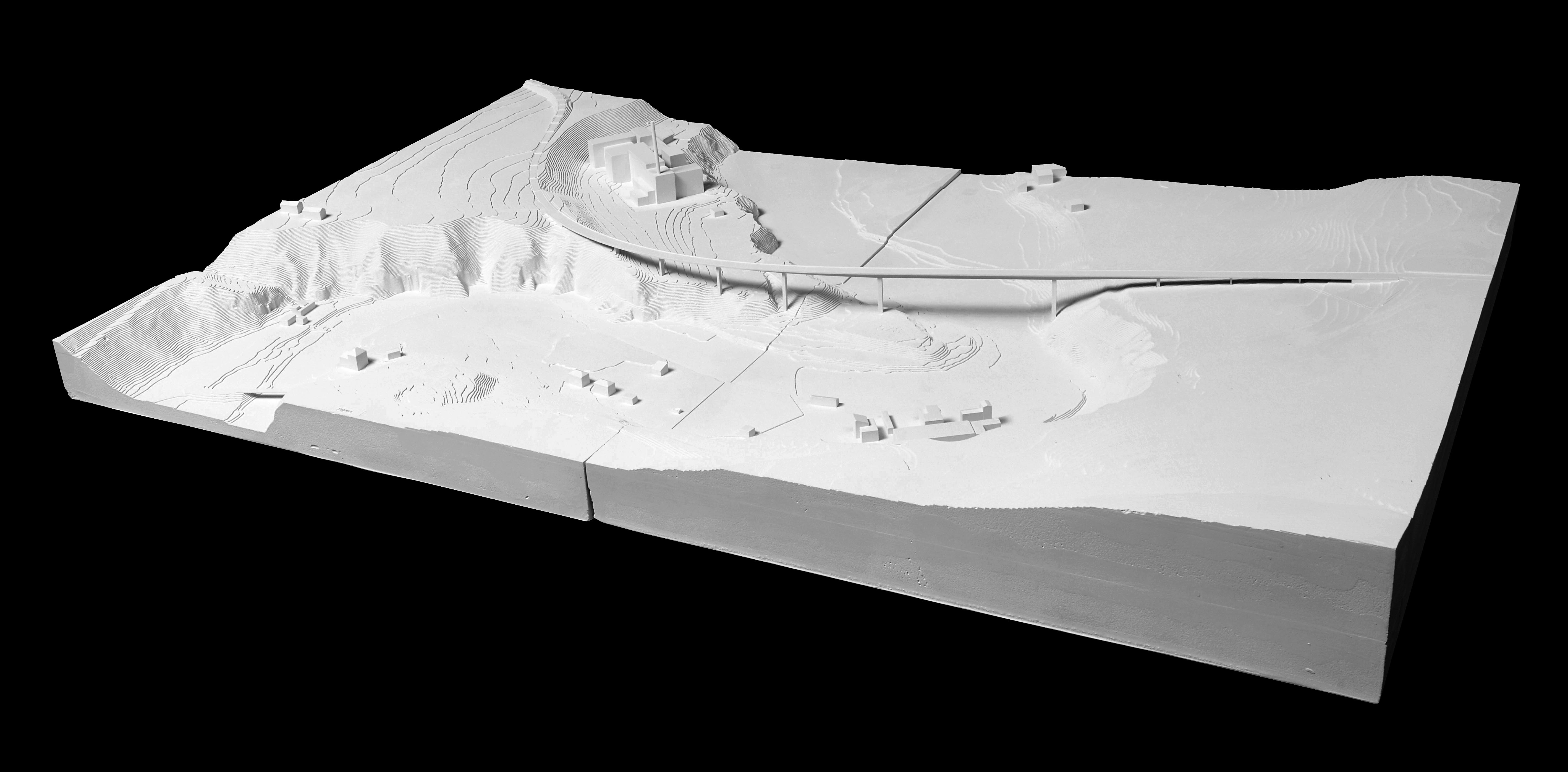 Maquette et élévation du projet Pegasus pour le pont d’Hauterive et la nouvelle liaison Marly-­Matran. La maquette du pont d’Hauterive a été réalisée au 1:1000, l’élévation au 1:500 et le pont est d’une longueur d’env. 845 m.