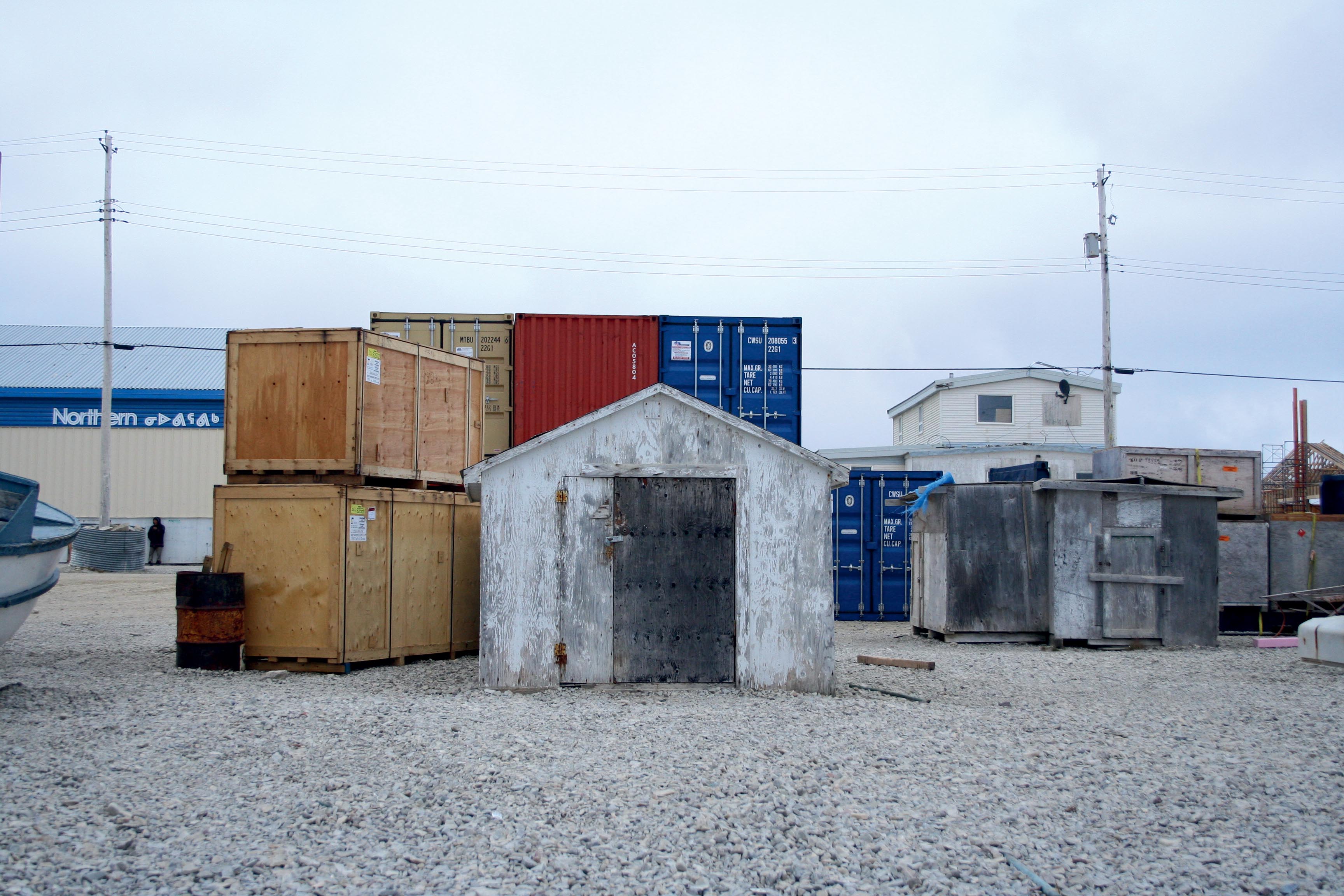 Caisse ou architecture ? Photographie prise lors du déchargement annuel du porte-conteneurs à Igloolik. Le cycle de réutilisation du contreplaqué de la caisse de transport à la cabane