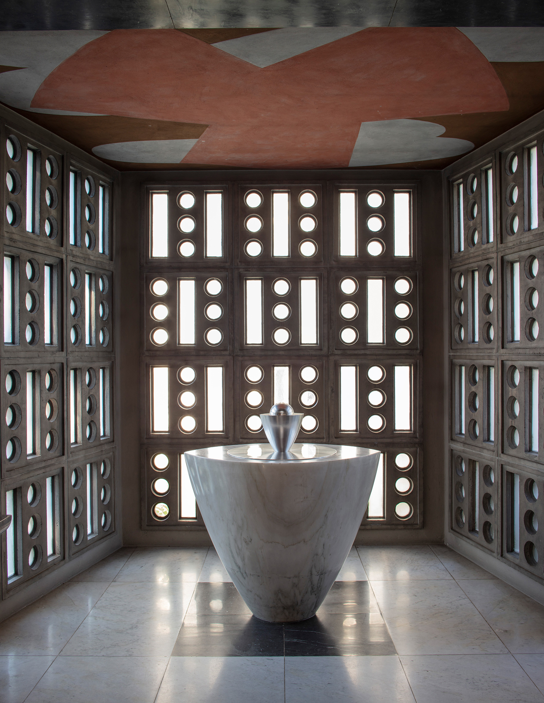 Chiesa di Ognissanti, Basilea, architetto: Hermann Baur, 1948-1951. Jean Arp, «Fonte battesimale», 1954