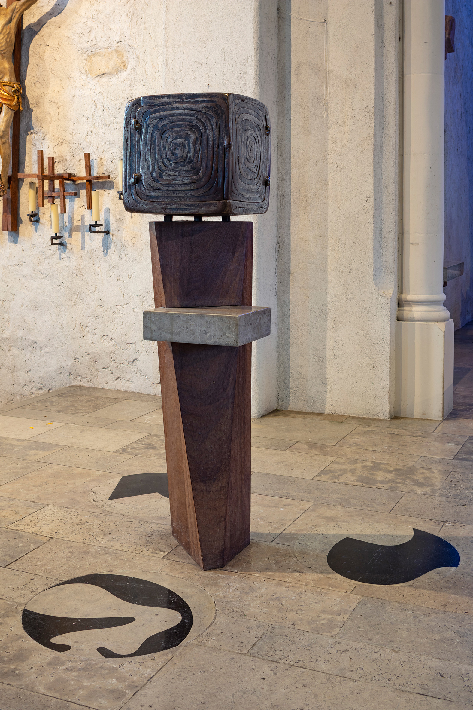 Chiesa dei Santi Pietro e Paolo, Oberwil, architetto (ristrutturazione): Hans Peter Baur, 1964-65. Jean Arp, «Tabernacolo», 1964