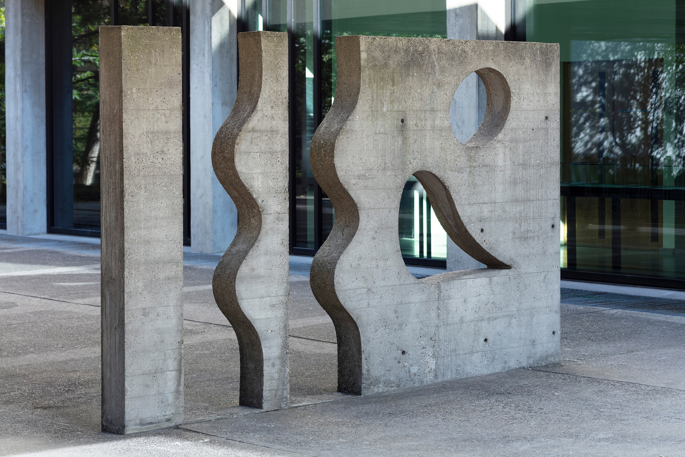 Scuola di arti applicate, Basilea, architetto: Hermann Baur, 1956-1961. Jean Arp, «Rilievo murale I», 1961