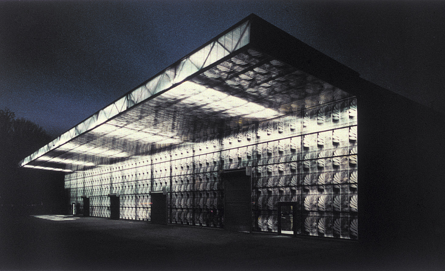 Jacques Herzog, Pierre de Meuron, Annette Hammer, Andreas Maeder, Ascan Mergenthaler, veduta esterna dell’edificio destinato ad attività di produzione e stoccaggio del complesso Ricola di Mulhouse-Brunstatt (Francia), 1992-1993, caratterizzato da setti laterali in calcestruzzo faccia a vista la cui superficie cambia nel tempo, a seguito degli effetti degli agenti atmosferici