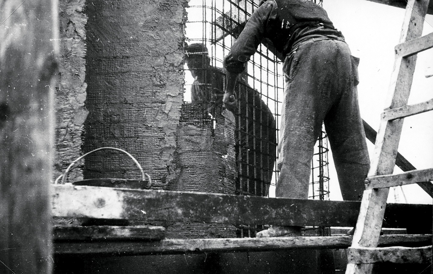 Operai spalmano a mano il calcestruzzo per realizzare le pareti di ferrocemento del Padiglione alla Magliana, s.d. [1944].