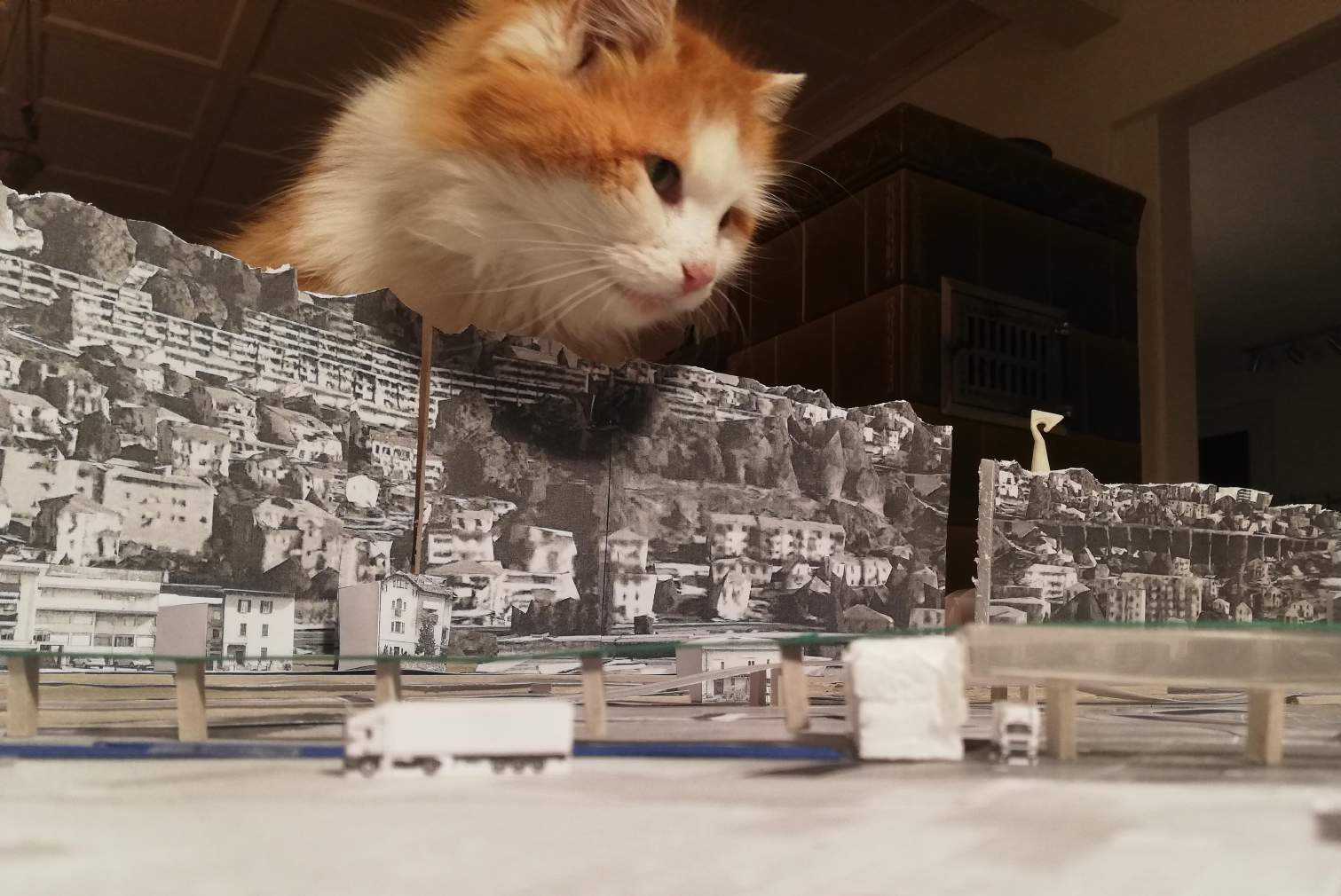Ricreare la città in casa propria: il modello di Katja Steger per il suo progetto di diploma con il professor Collomb. Ricreare la città in casa propria: il modello di Katja Steger per il suo progetto di diploma con il professor Collomb.