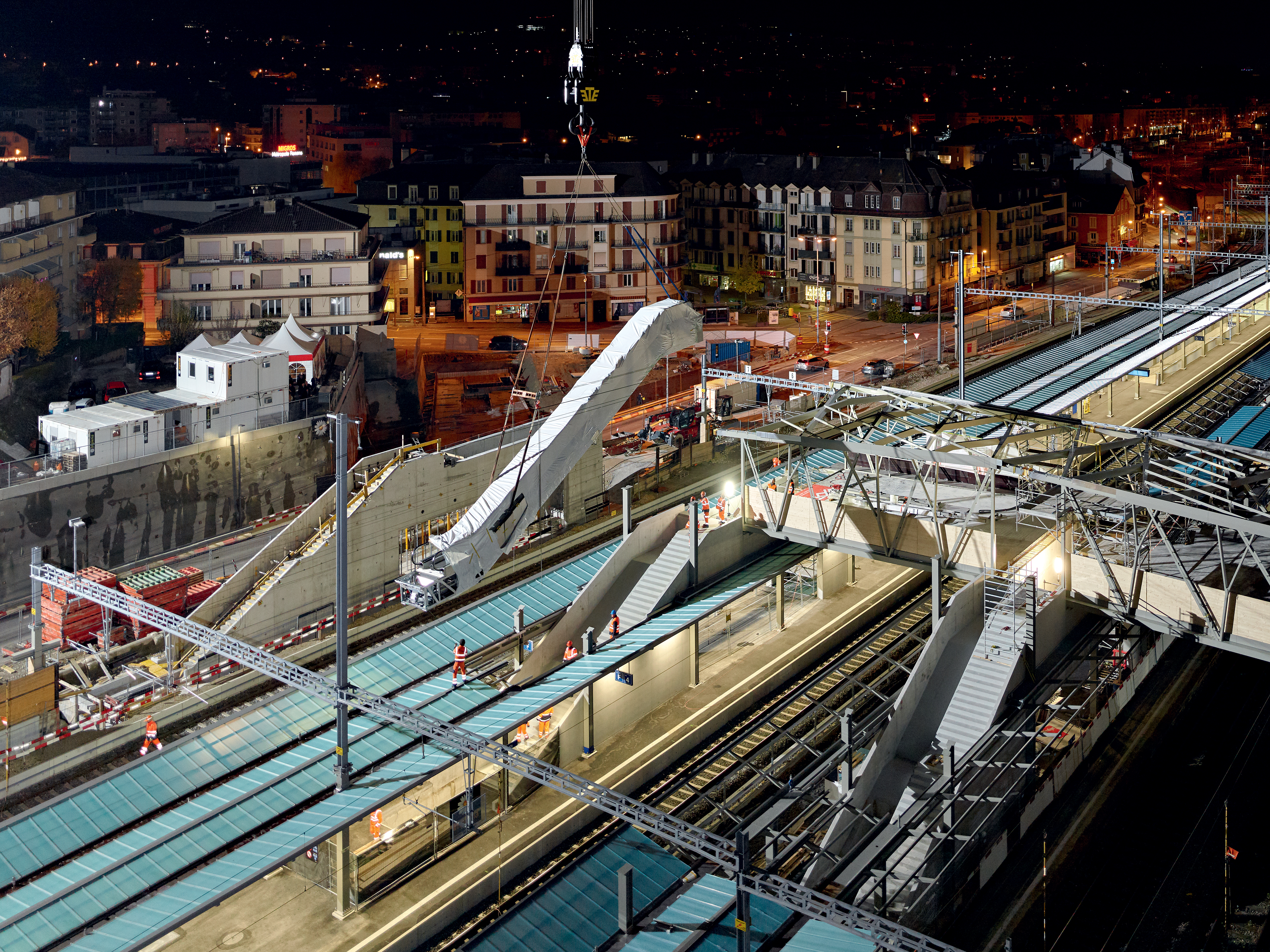 Pose des tronçons de la passerelle les nuits du 29 novembre au 2 décembre.