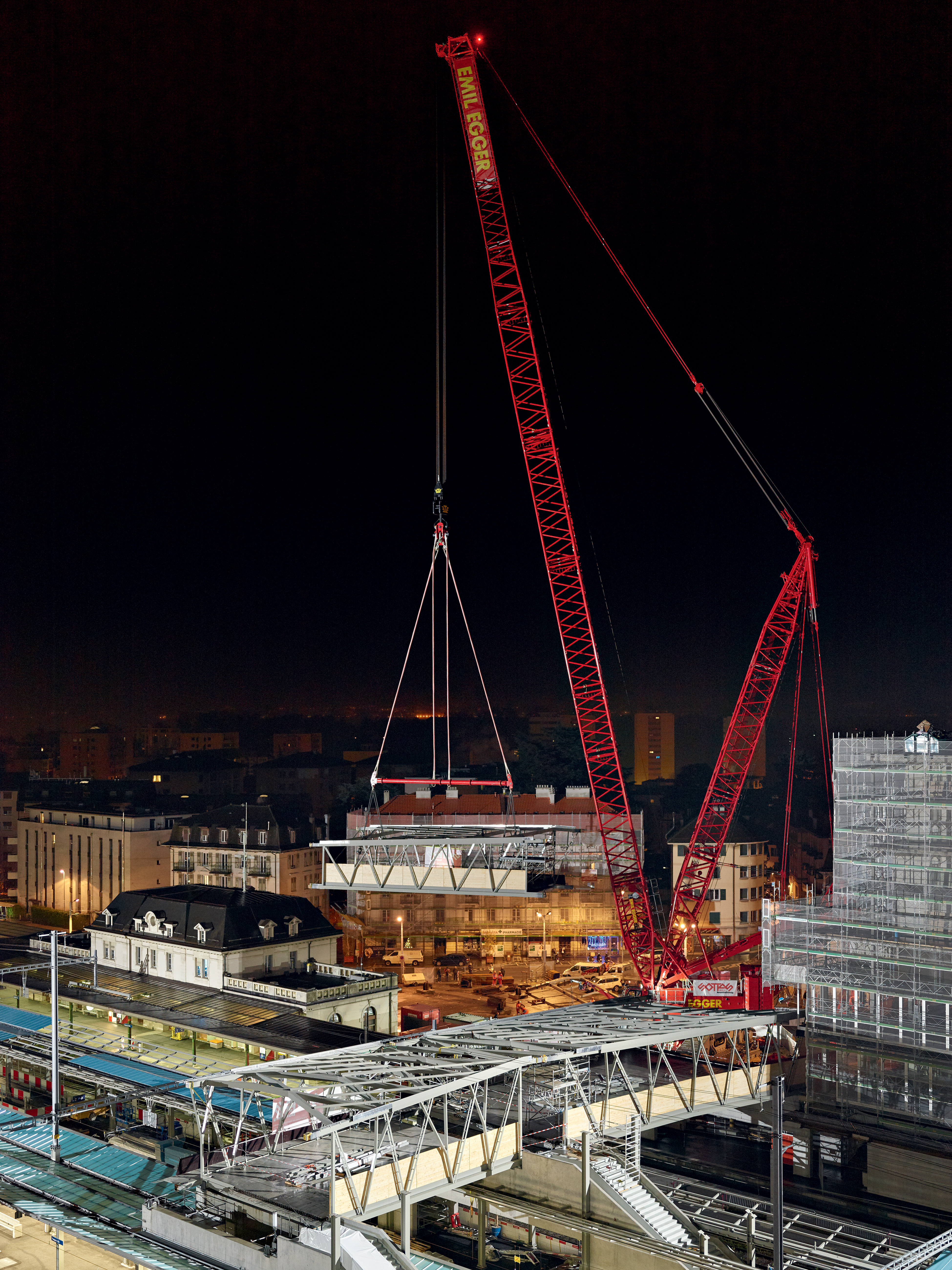 Pose des tronçons de la passerelle les nuits du 29 novembre au 2 décembre.