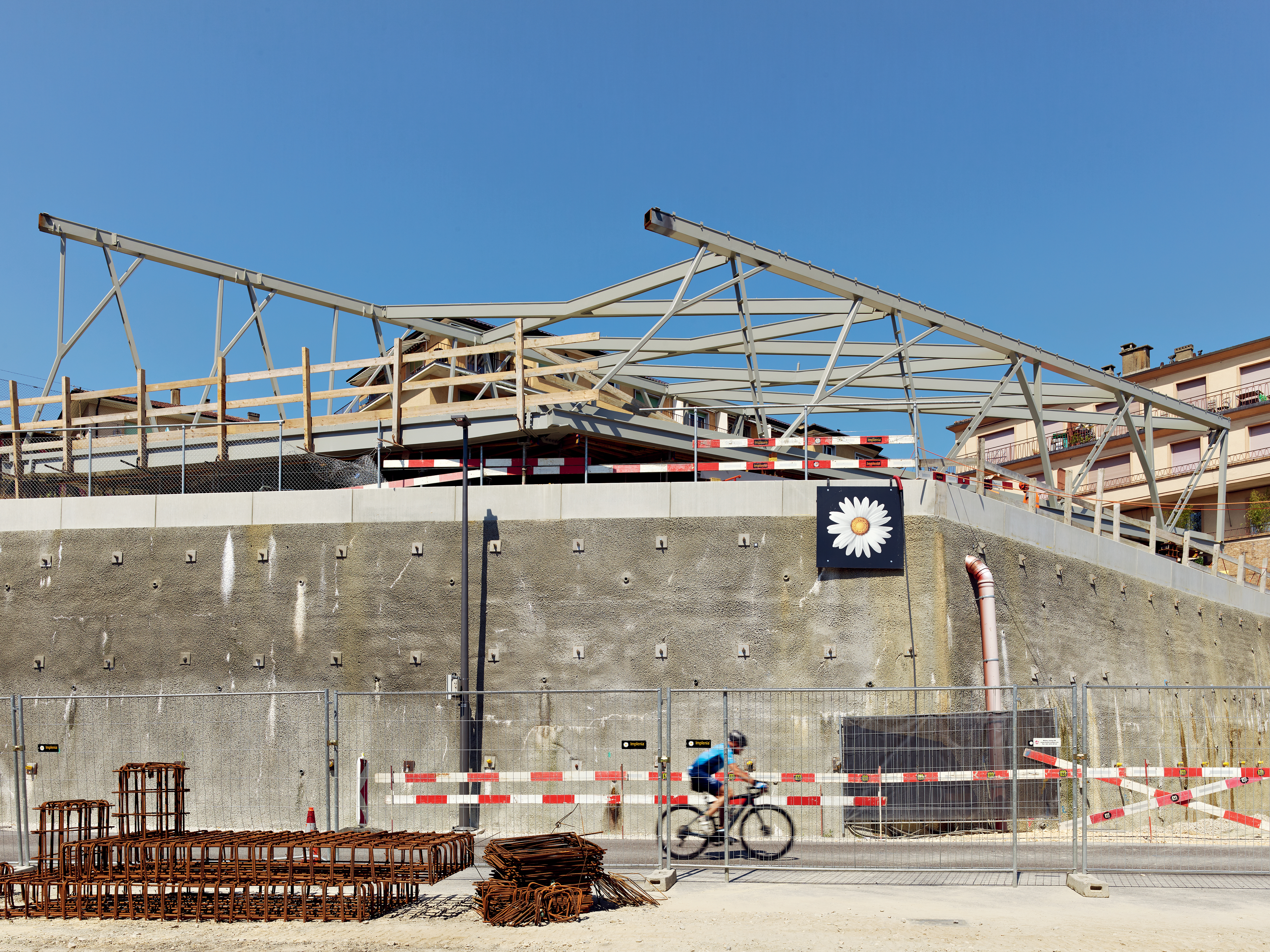 Assemblé au nord de la gare de Renens, le quatrième tronçon de la passerelle Rayon Vert sera posé le  10 juillet prochain.