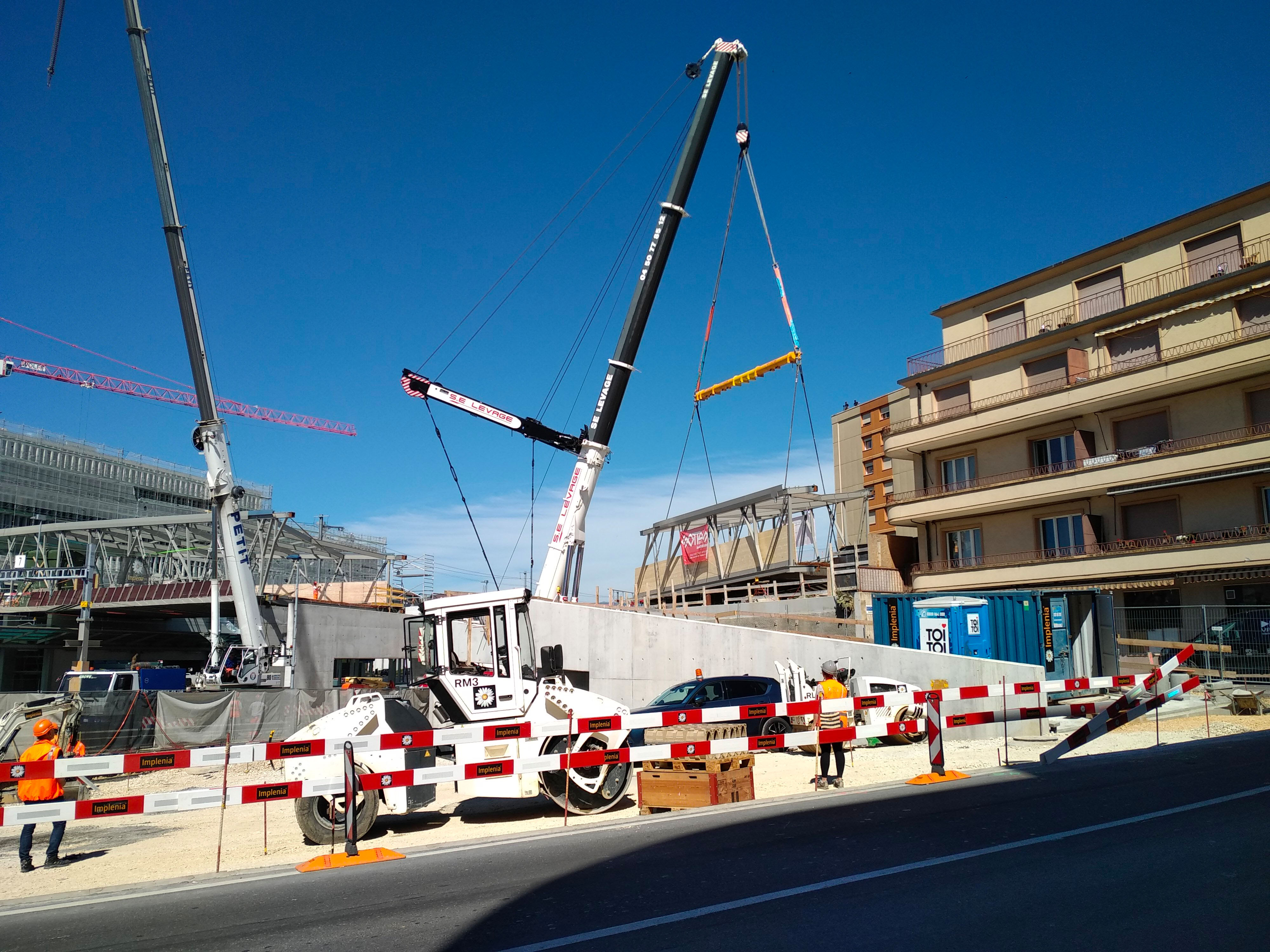 Au cours de la matinée du 9 juin 2020, une grue de 750 to a mis en place le quatrième et dernier tronçon de la charpente métallique de la passerelle Rayon Vert, construit sur une plateforme au nord de la gare de Renens