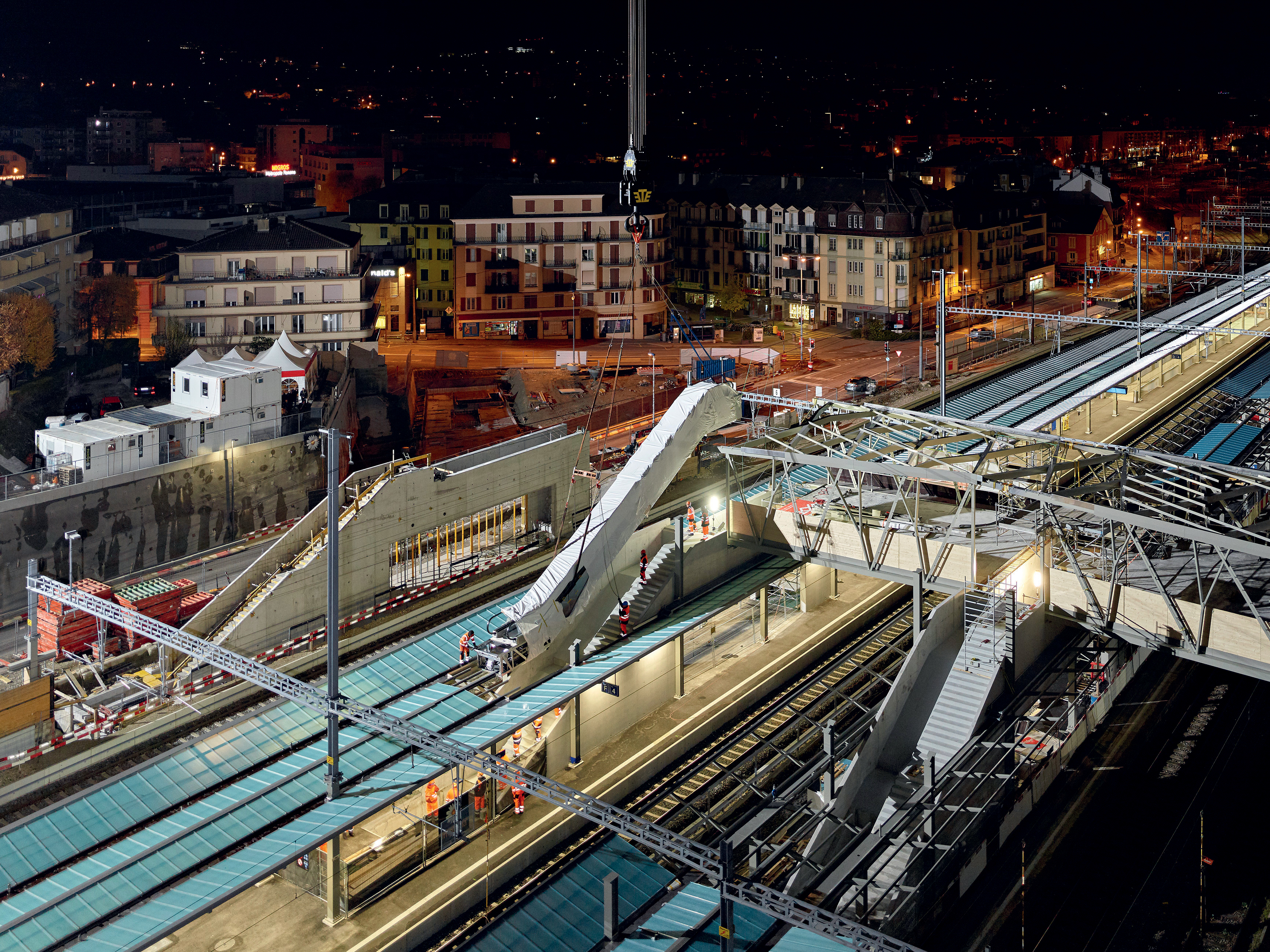 Pose des tronçons de la passerelle les nuits du 29 novembre au 2 décembre.