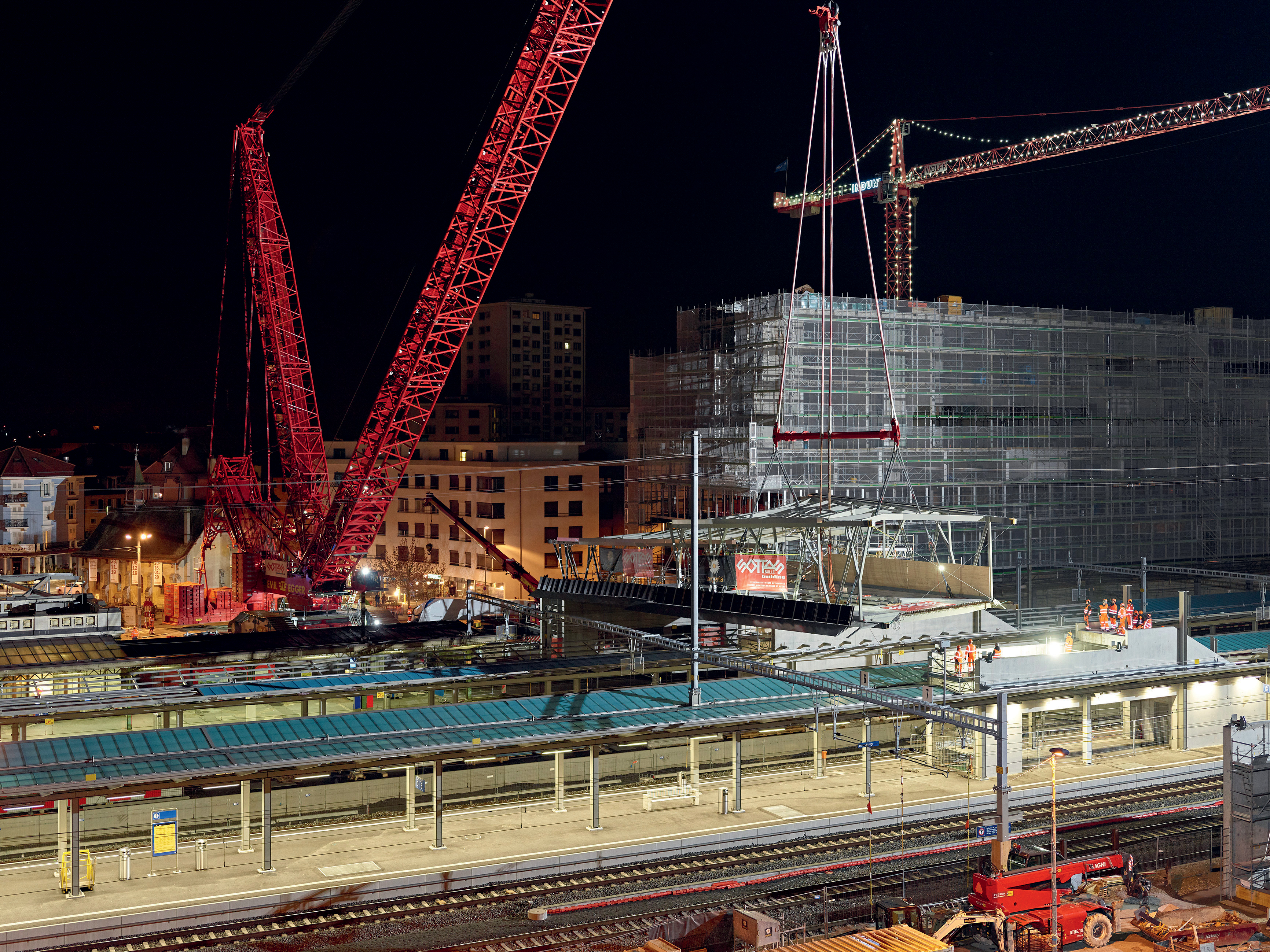 Pose des tronçons de la passerelle les nuits du 29 novembre au 2 décembre.