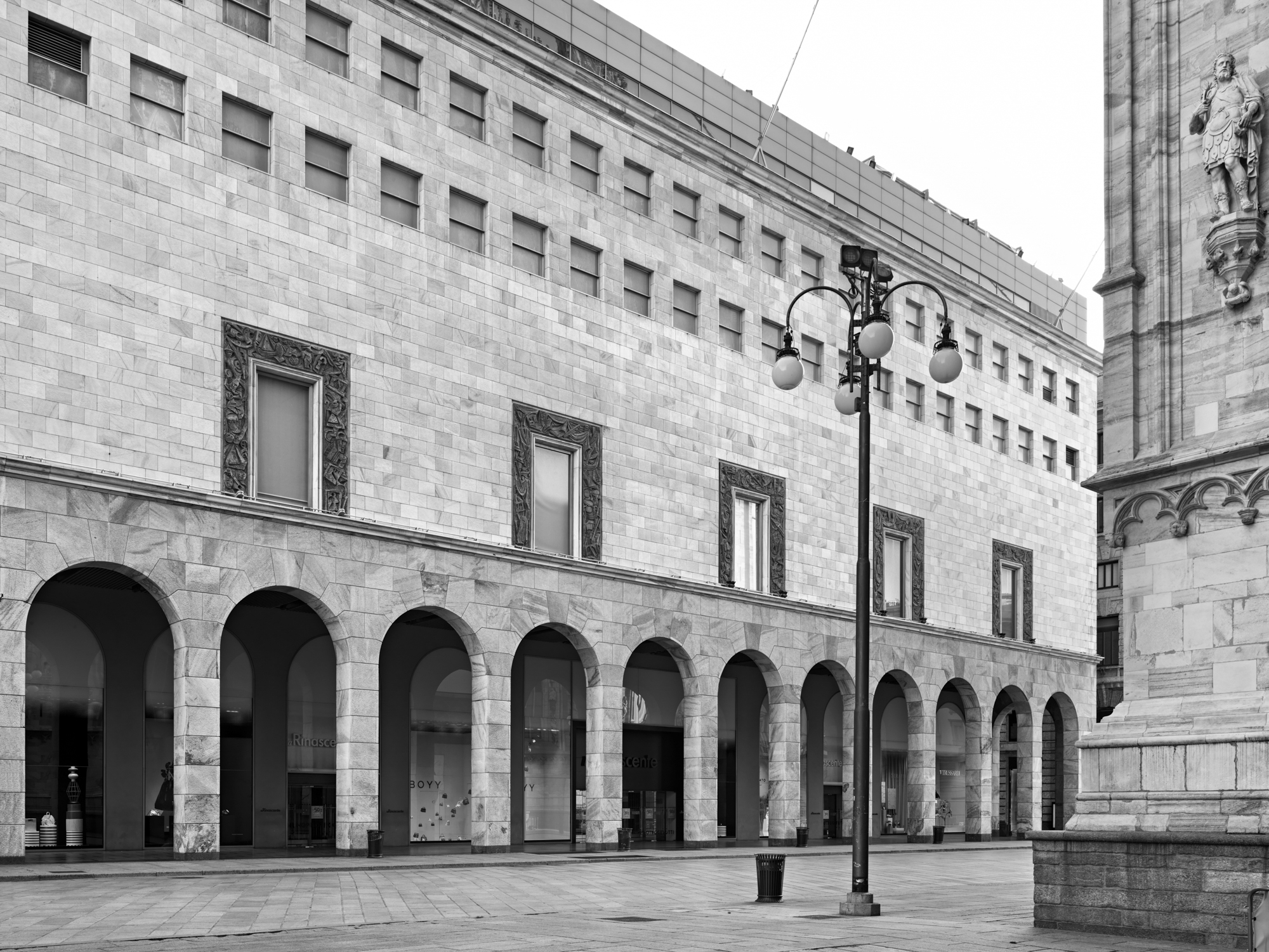Piazza Duomo con il Palazzo della Rinascente di Ferdinando Reggiori e Aldo Molteni (1950) e il Duomo, Milano, 2020