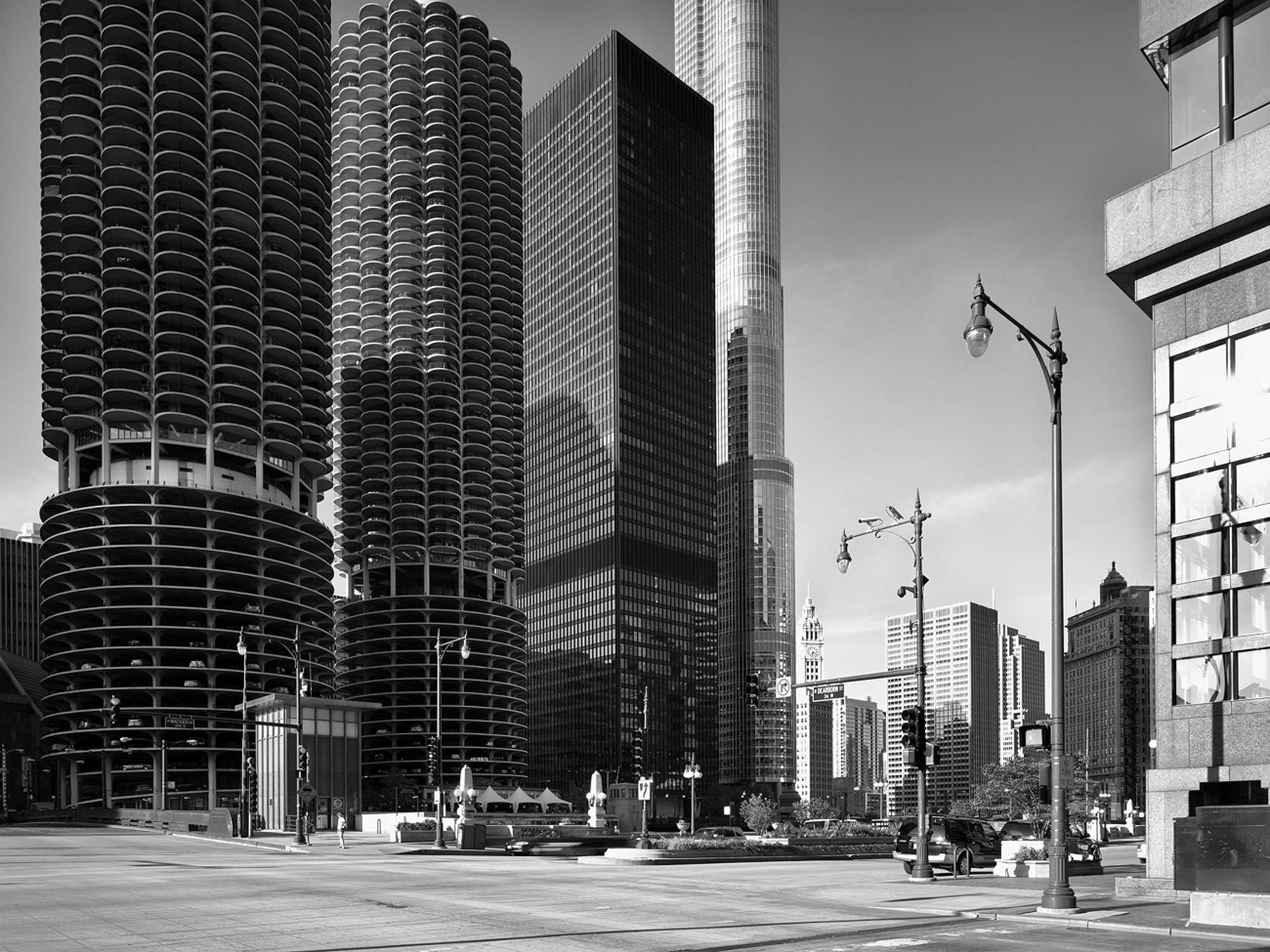 Wacker Drive con la Marina City di Bertrand Goldberg (1964-1968), l'IBM Building di Mies van der Rohe (1973) e la Trump International Hotel and Tower di SOM (2005), Chicago, 2012