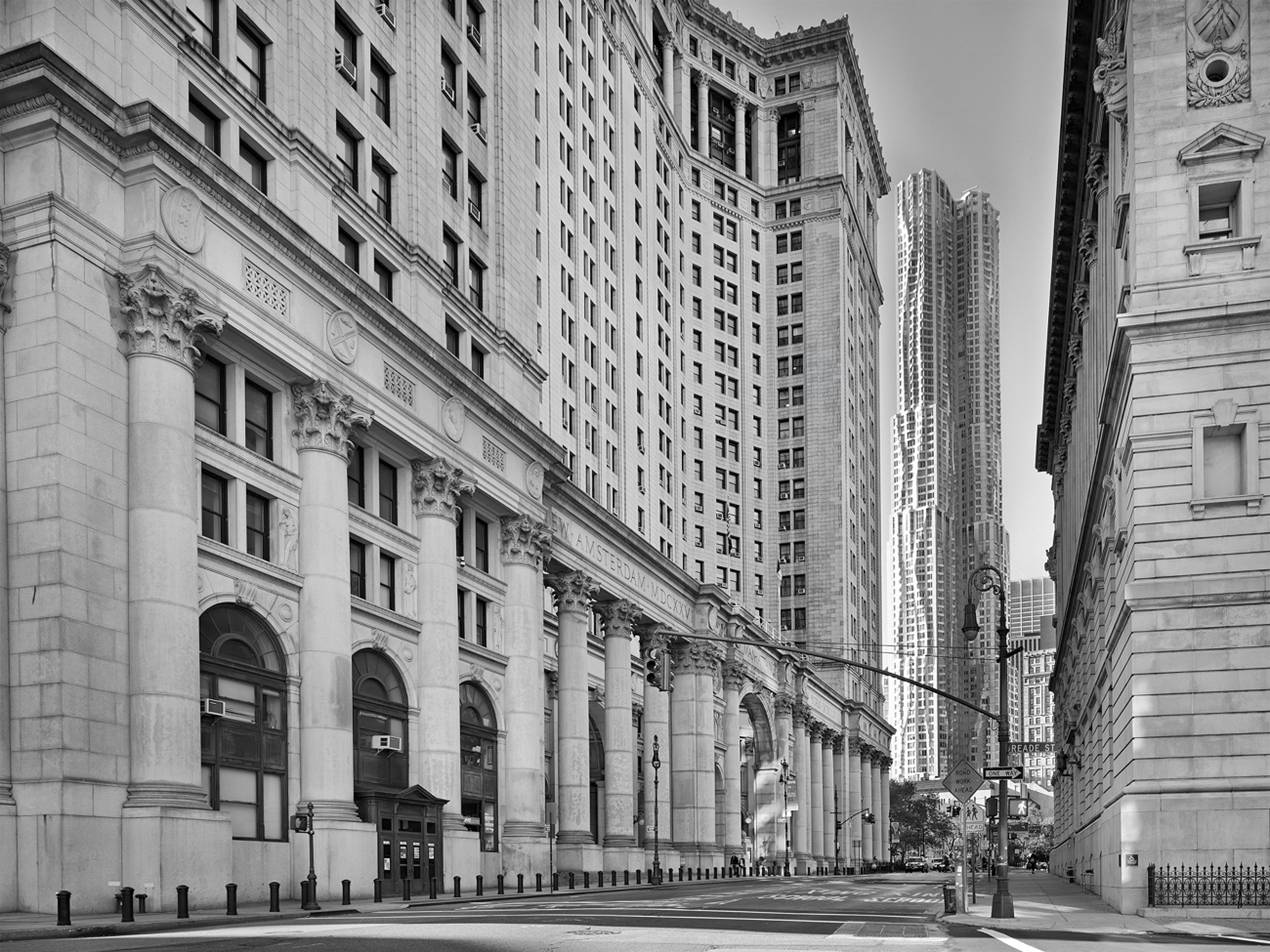 Centre Street con il Manhattan Municipal Building progettato da William Mitchell Kendall (1907-1914) e la Beekman Tower di Frank Gehry (2016-2011), New York, 2013