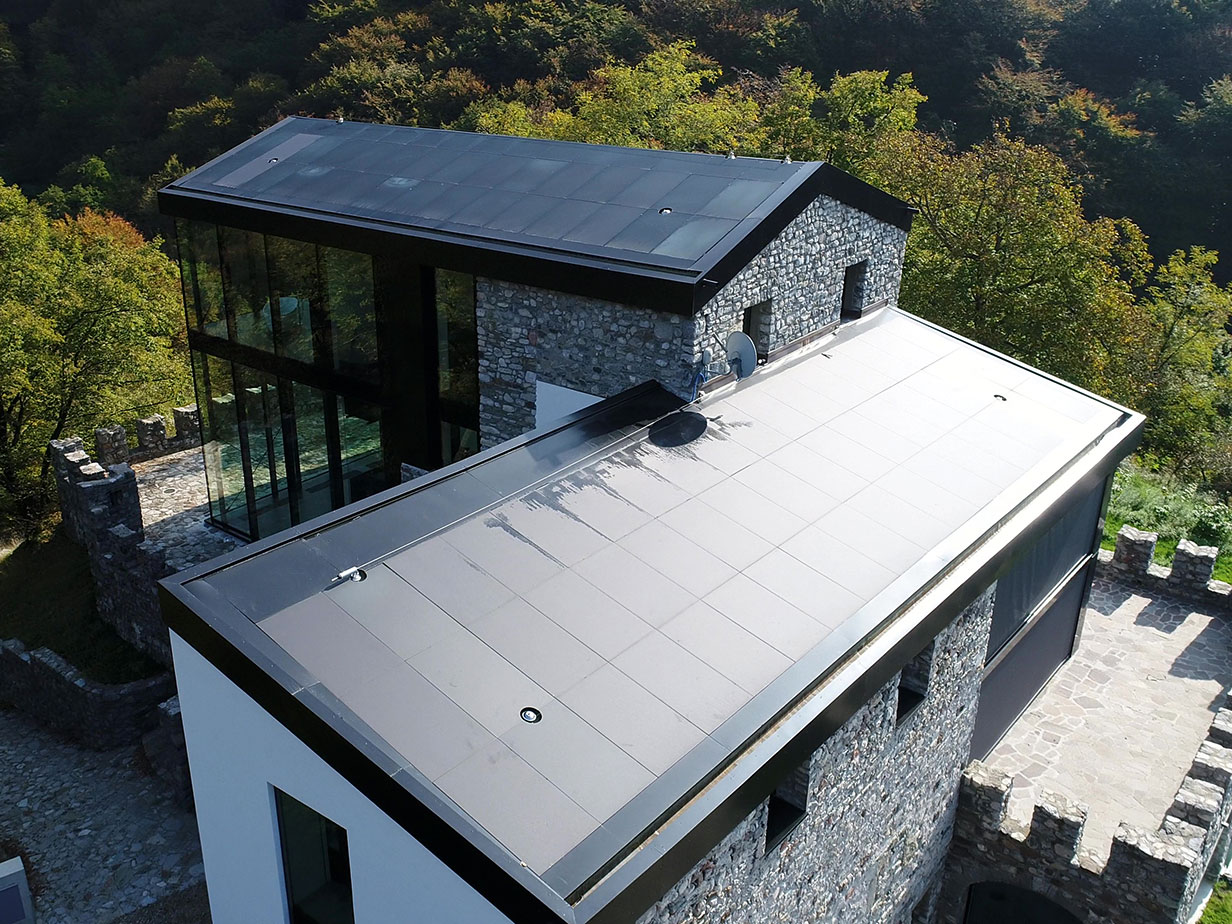 Il Castello di Doragno, ristrutturato da deltaZERO Architettura. Complesso visto da ovest