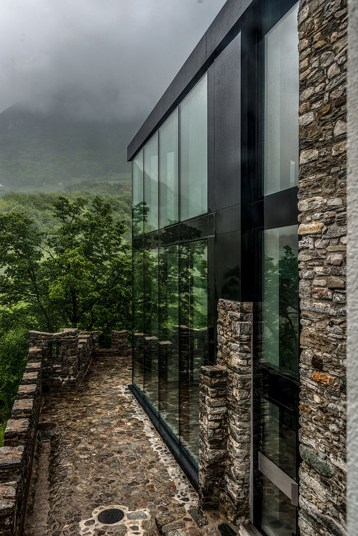 Il Castello di Doragno, ristrutturato da deltaZERO Architettura. Integrazione degli interventi nel paesaggio