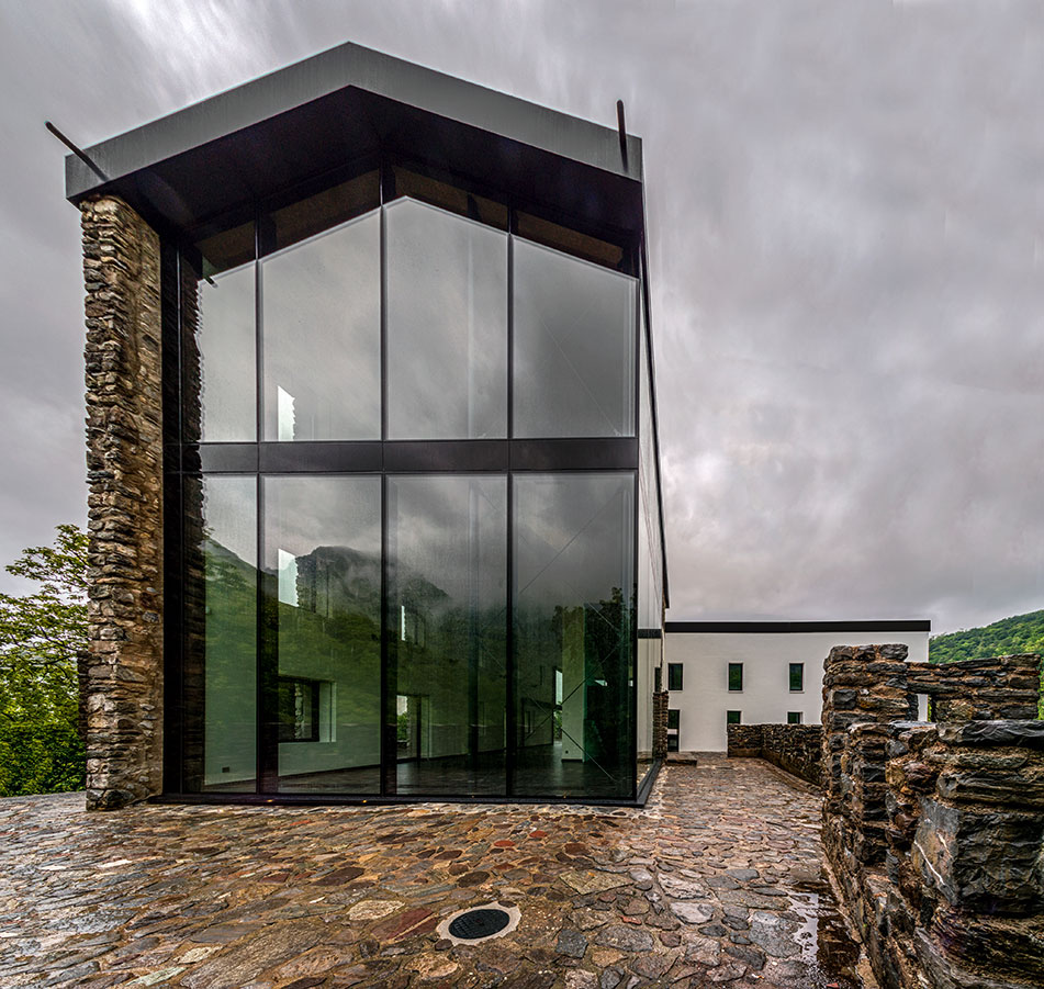 Il Castello di Doragno, ristrutturato da deltaZERO Architettura. Integrazione degli interventi nel paesaggio