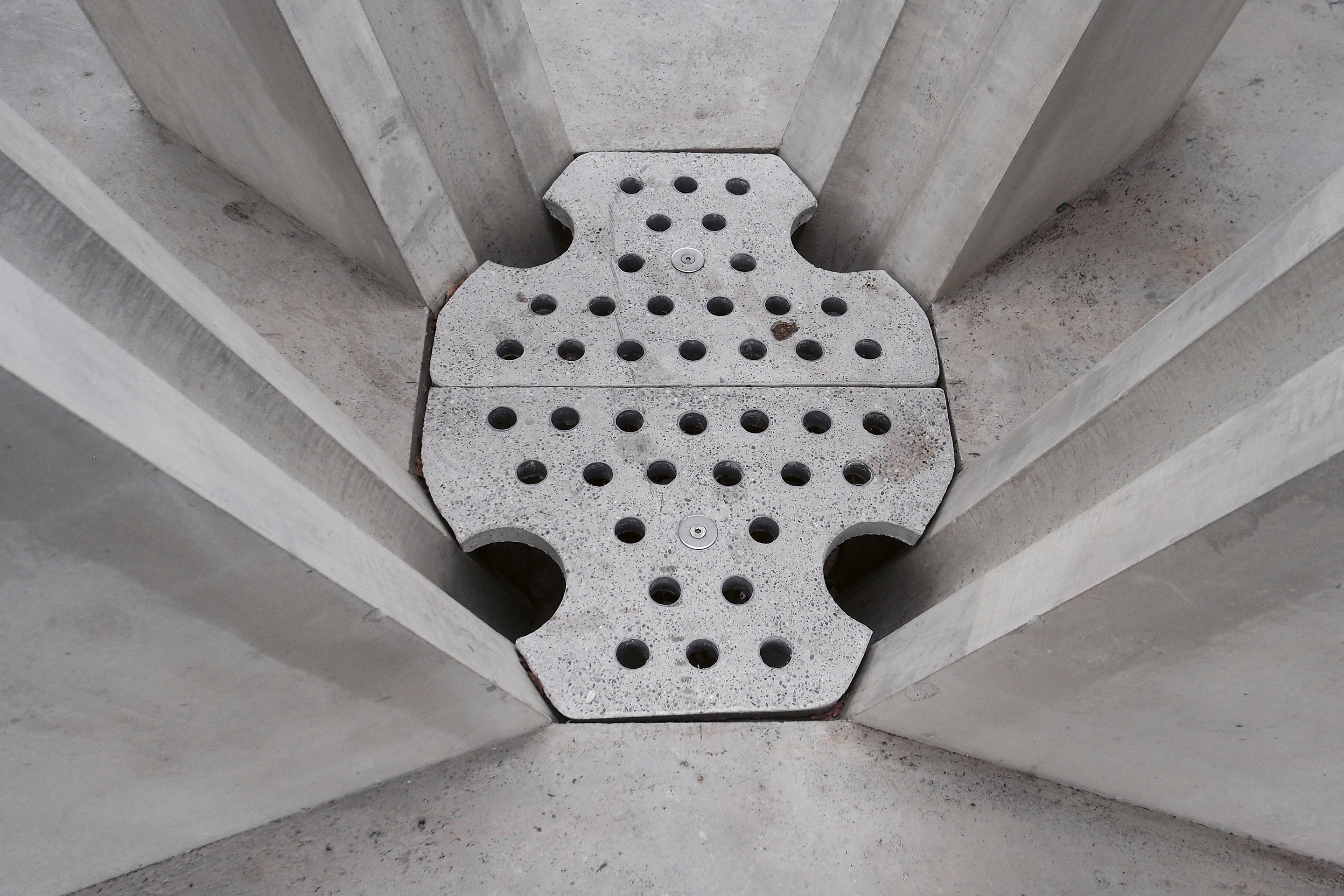 Unter dem Abflussgitter