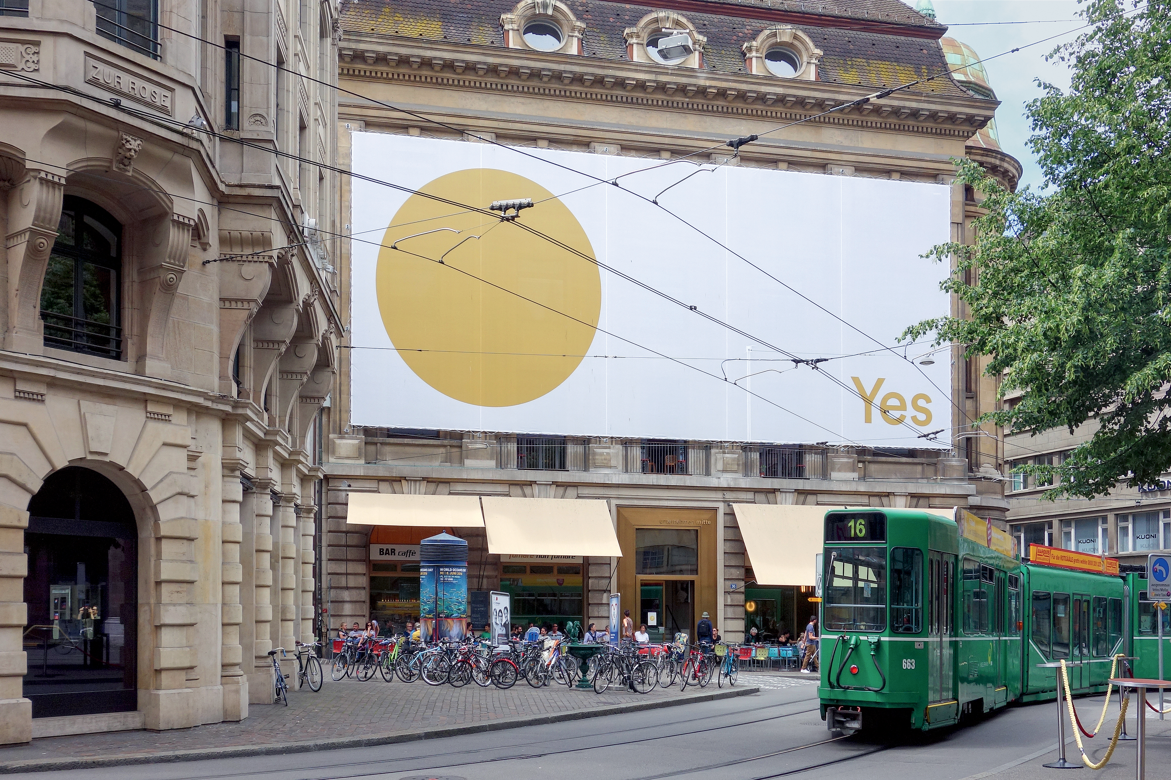 Affiche créée pour soutenir l’initiative sur le revenu de base universel (2016) : un simple rond en or, évoquant un écu ou une auréole. Elle a remporté de nombreux prix et est conservée au Museum für Gestaltung de Zurich.
