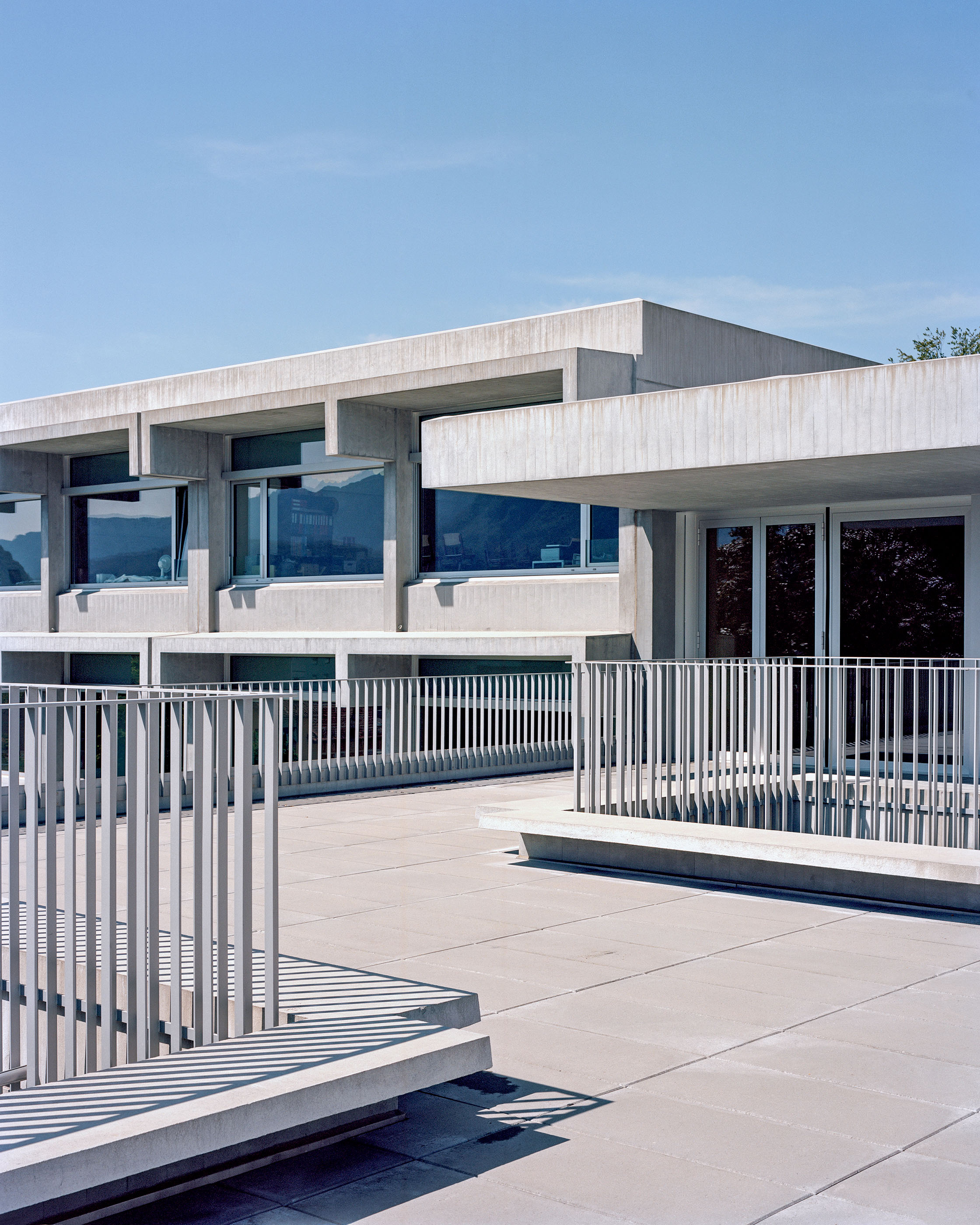 Circulation publique menant vers l’ancien bâtiment