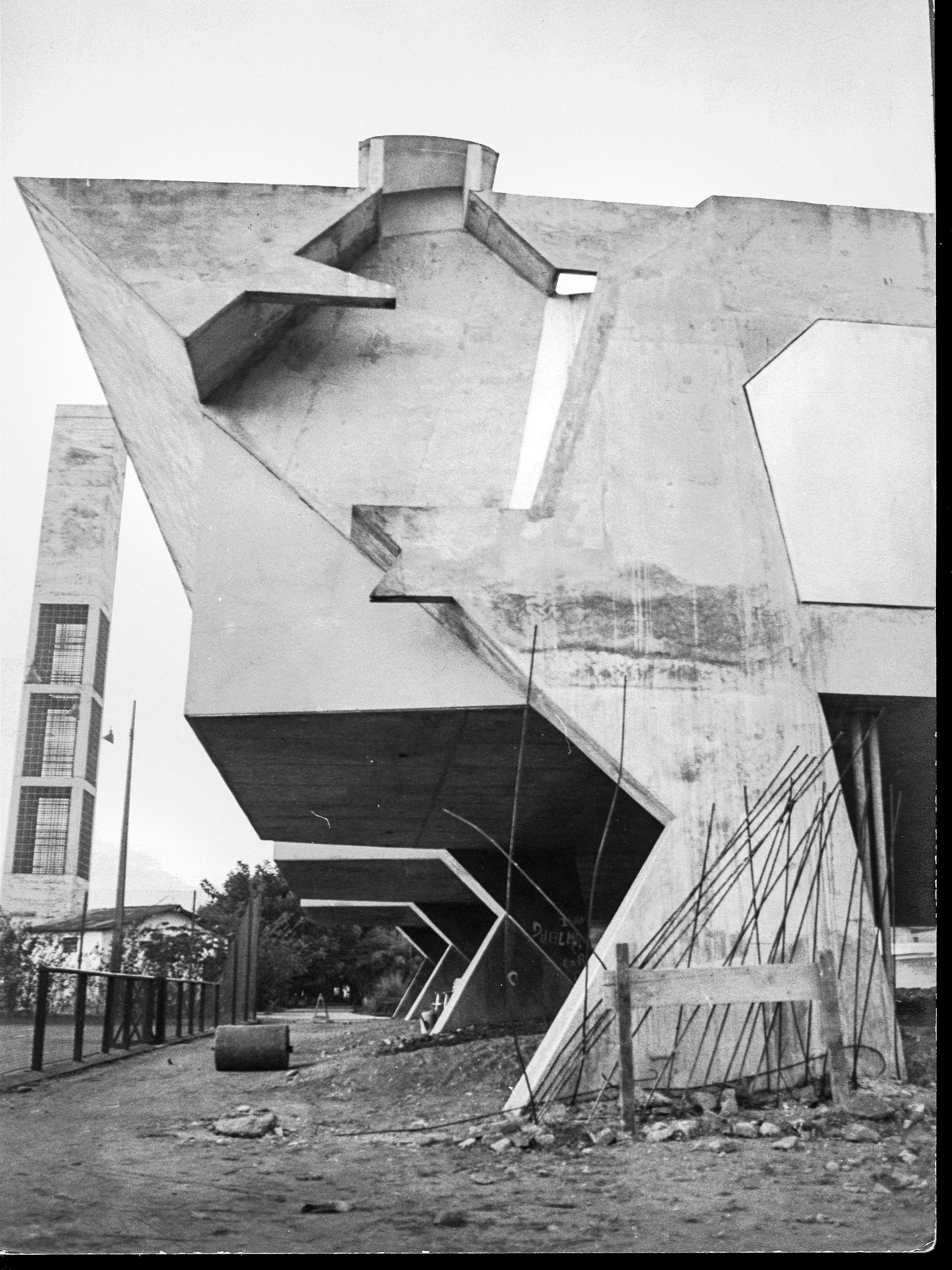 Anhembi Tennis Club, São Paulo, 1962 : la transition entre poutres et colonnes est creuse, dévoilant le parcours de l’eau de pluie