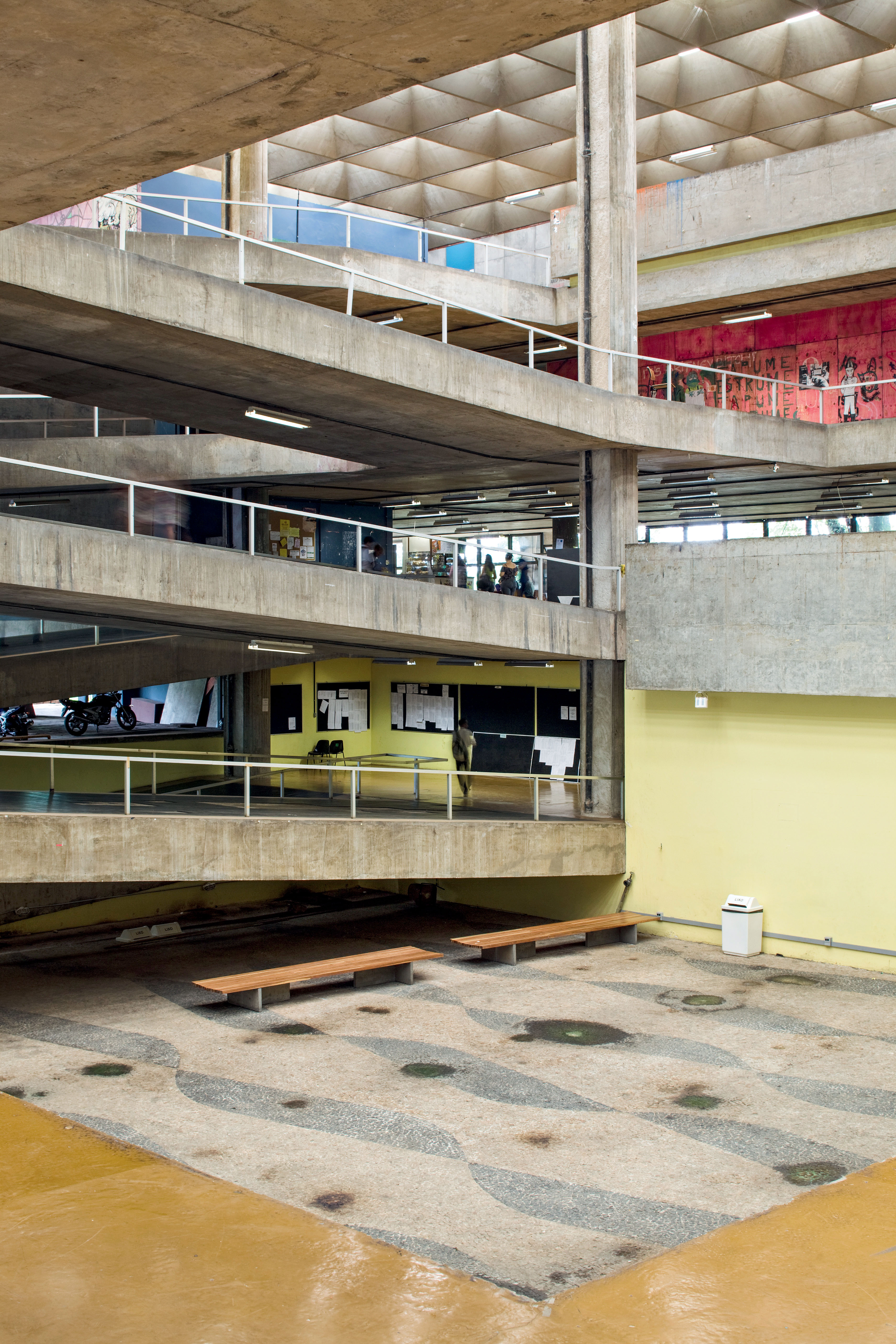 Le grand hall de la faculté d’architecture de São Paulo