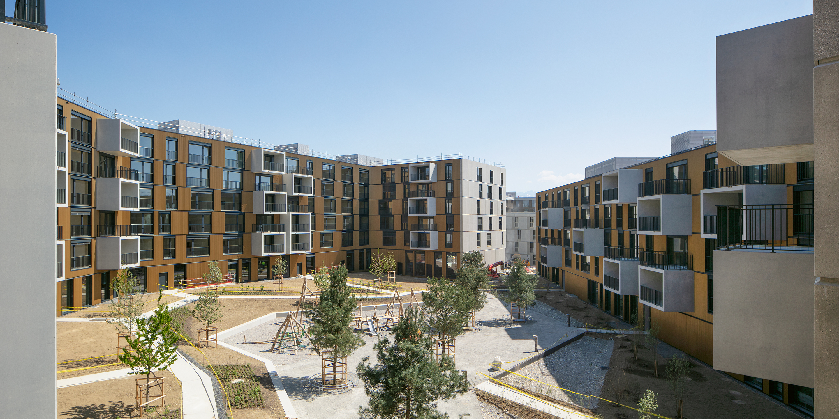 Die Innenhöfe der Blockrandbauten weisen vielfältige Parks auf, mit gemeinsamen Zonen und Rückzugsbereichen.