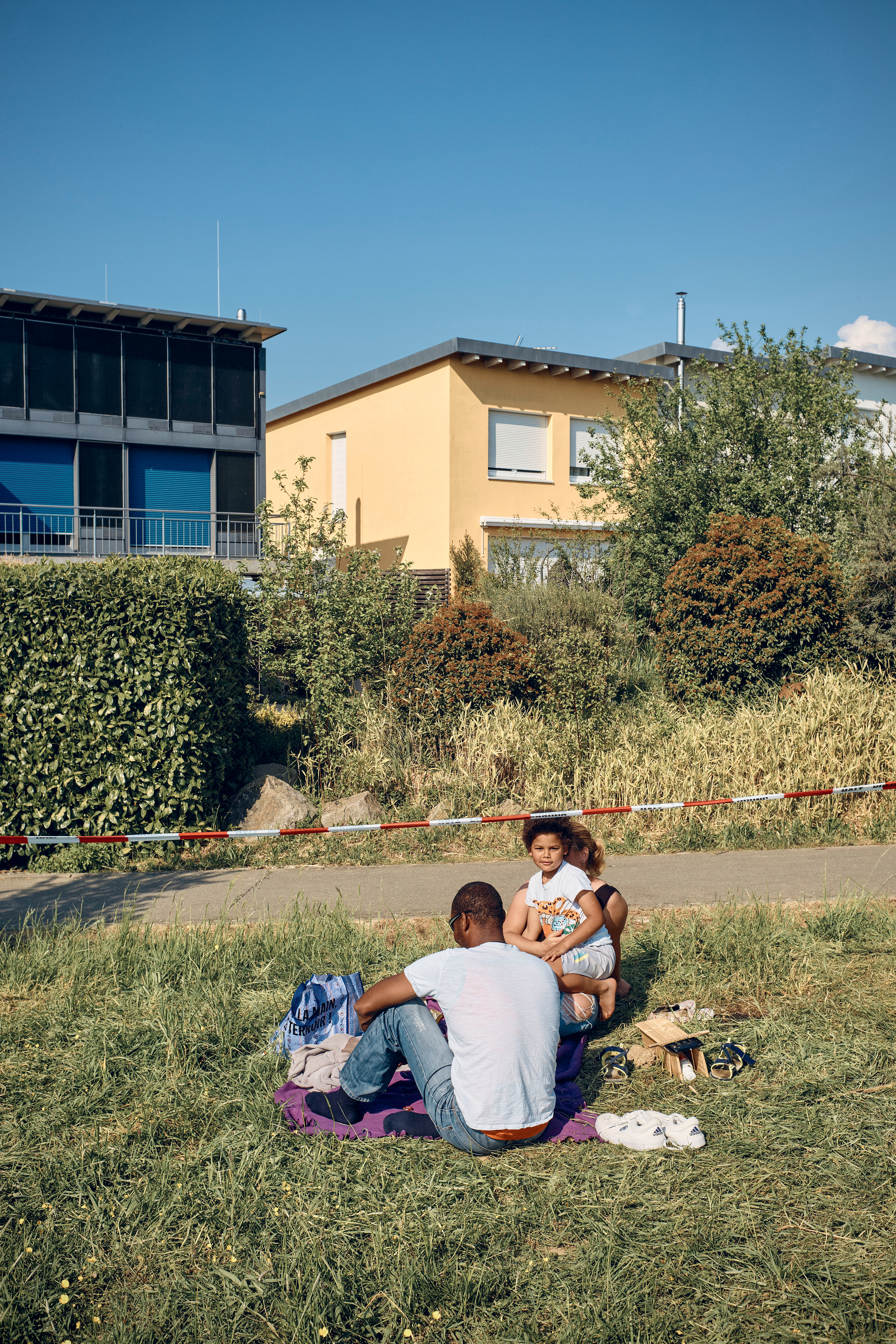 Une famille séparée par les mesures Covid, à Riehen dans la région bâloise, le 25 avril 2020. D’autres photographies de la série réalisée par Roland Schmid sont présentées dans ce dossier.