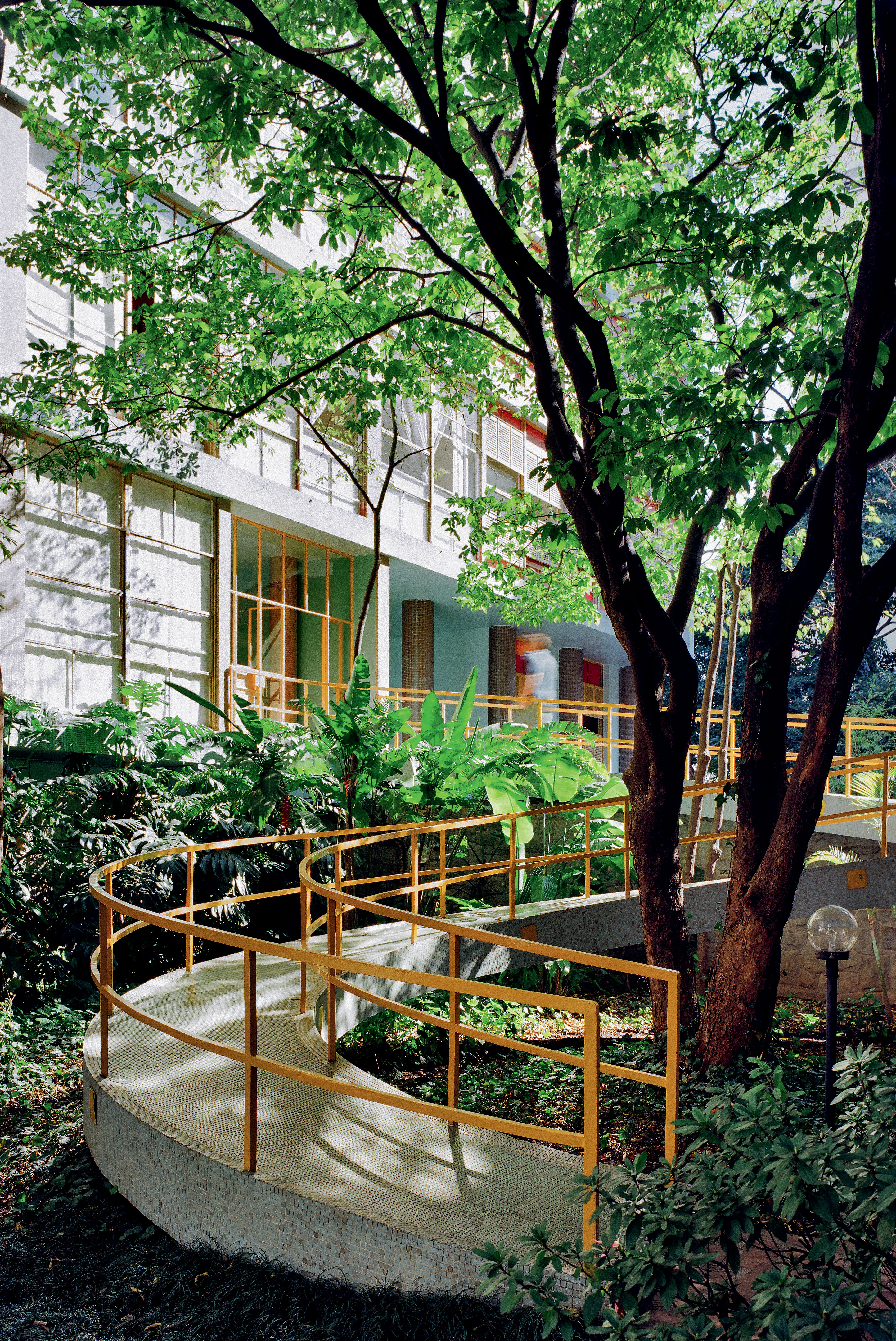 Immeubles Louveira, São Paulo, 1946-1949 : vue des rampes donnant accès aux entrées au travers du jardin arborisé