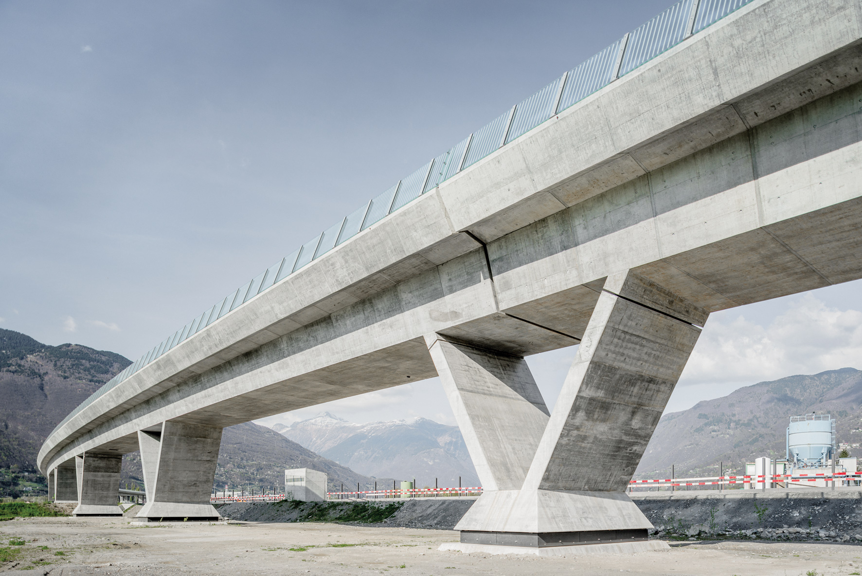 Dettaglio del viadotto con le caratteristiche pile a V