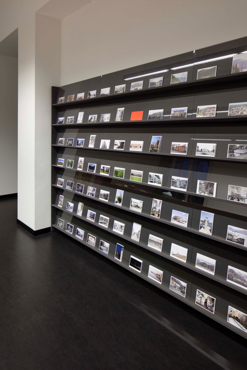 Esposizione fotografica permanente in formato cartolina delle immagini di «Fisionomie lariane». Novocomum, sede dell'Ordine degli Architetti di Como