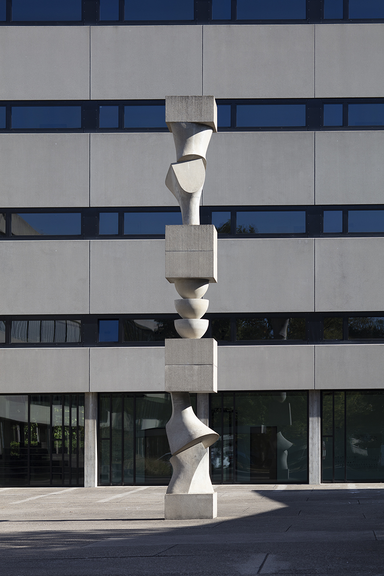 Scultura di Jean Arp, 2018, Allgemeine Gewerbeschule, Basilea, architetto Hermann Baur