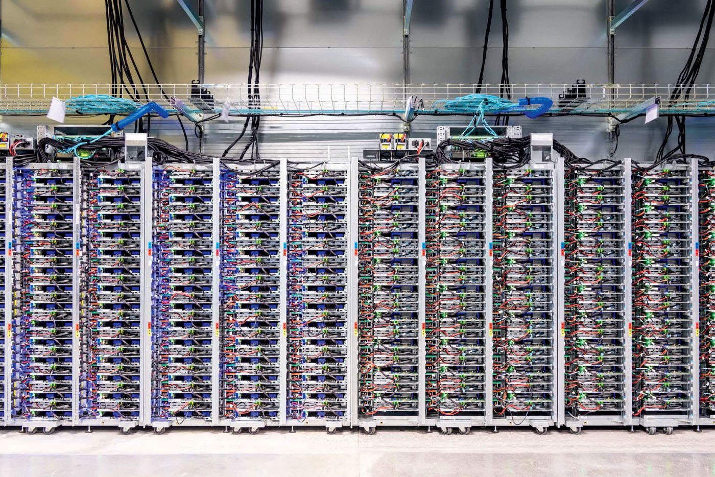 Alignement de racks de serveurs dans le centre de données Google Saint-Ghislain