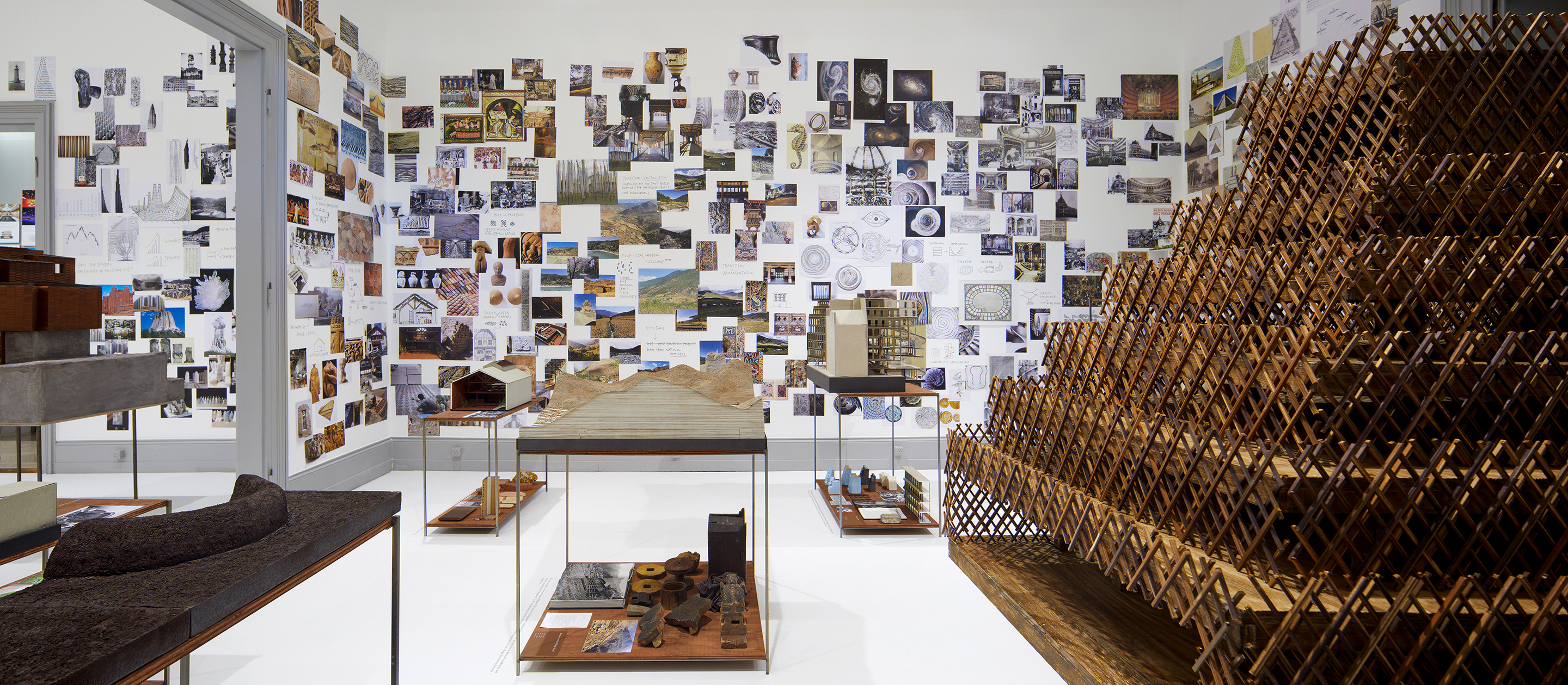 Ausstellungsansicht: In der Ausstellung bilden die Gestelle mit den Projektmodellen Zentren in den Ideenwelten.