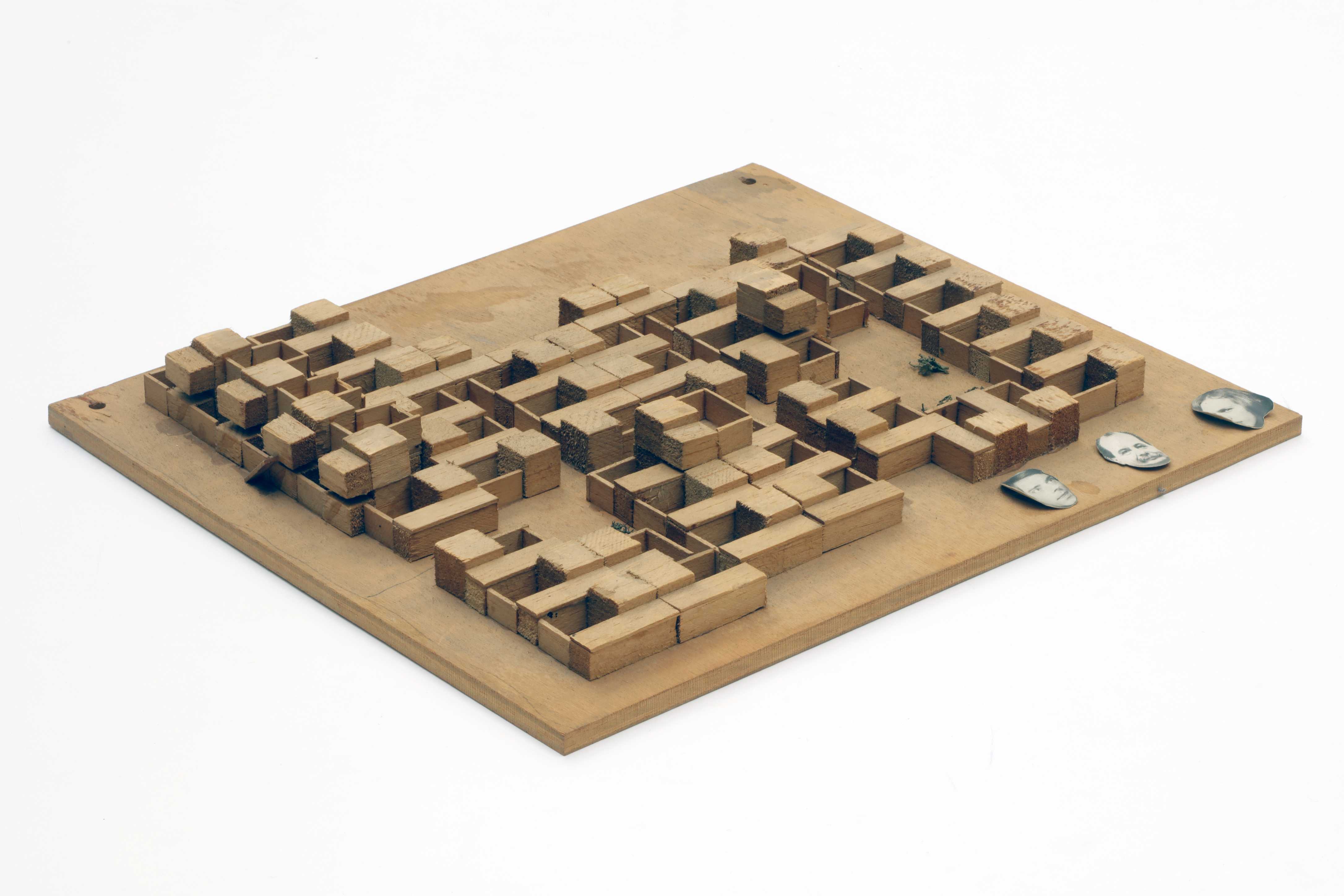 Candilis Josic Woods, village de vacances pour le Touring club de France, Barcarès-Leucate (Pyrénées-Orientales, F), 1962-1976 ; maquette ; bois et photographies