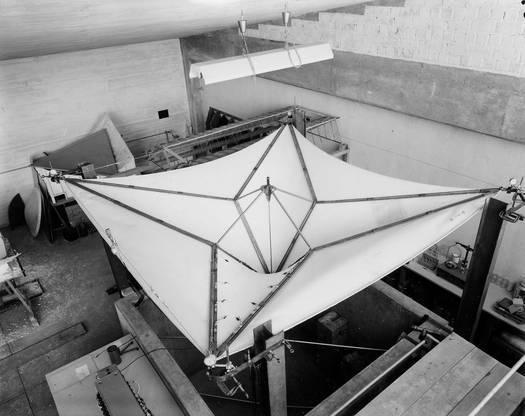 Heinz Hossdorf, Padiglione per l’Expo di Losanna, 1964. Modello in scala reale della struttura a ombrello.