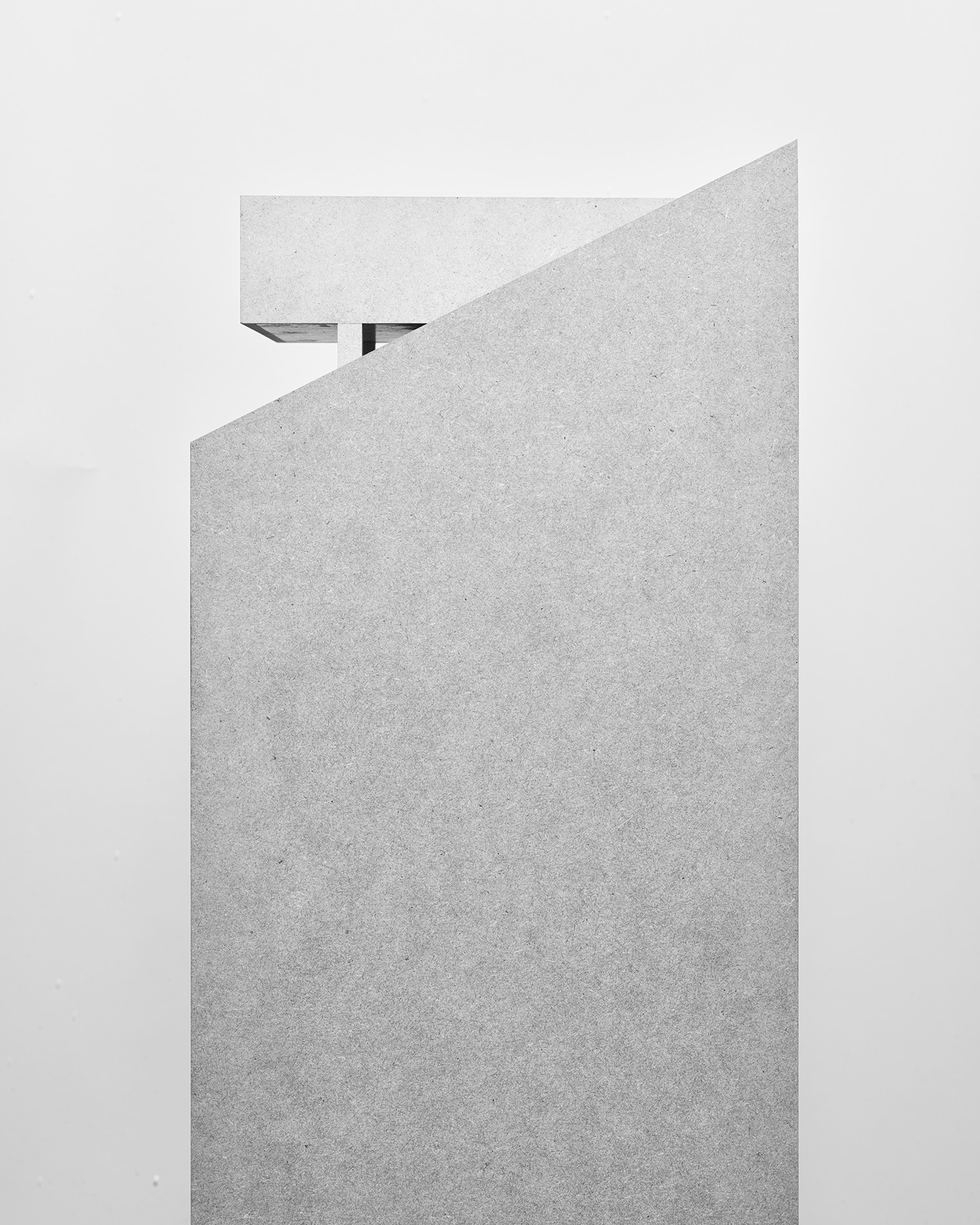 Veduta del modello delle case unifamiliari a Cugnasco, progettate da Stefano Moor, montato su di un supporto che simula la sua disposizione su di un terreno in forte pendenza.