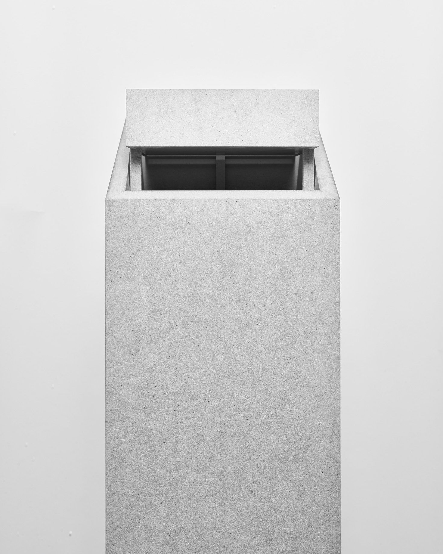 Veduta del modello delle case unifamiliari a Cugnasco, progettate da Stefano Moor, montato su di un supporto che simula la sua disposizione su di un terreno in forte pendenza.